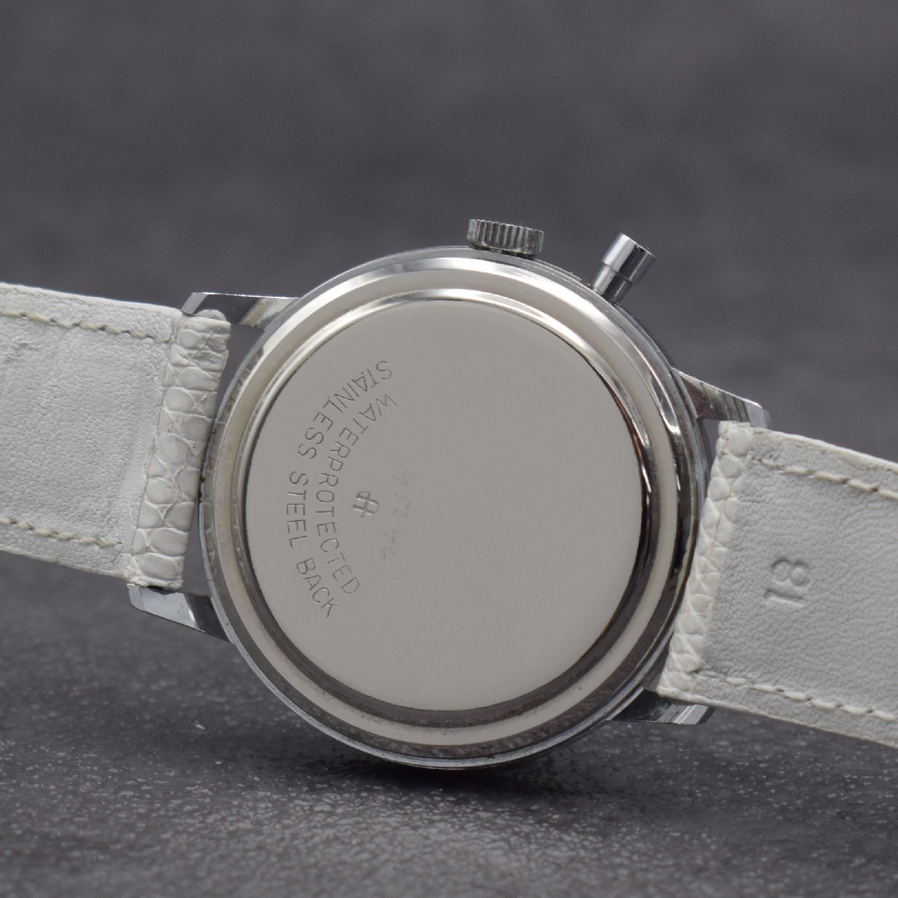 Detail d: ZENTRA Herrenarmbanduhr, Handaufzug, sog. Parkuhr, Deutschland Ende 50er Jahre Metall verchr., Edelstahlboden aufgedr., einfache Stoppfkt. durch ...