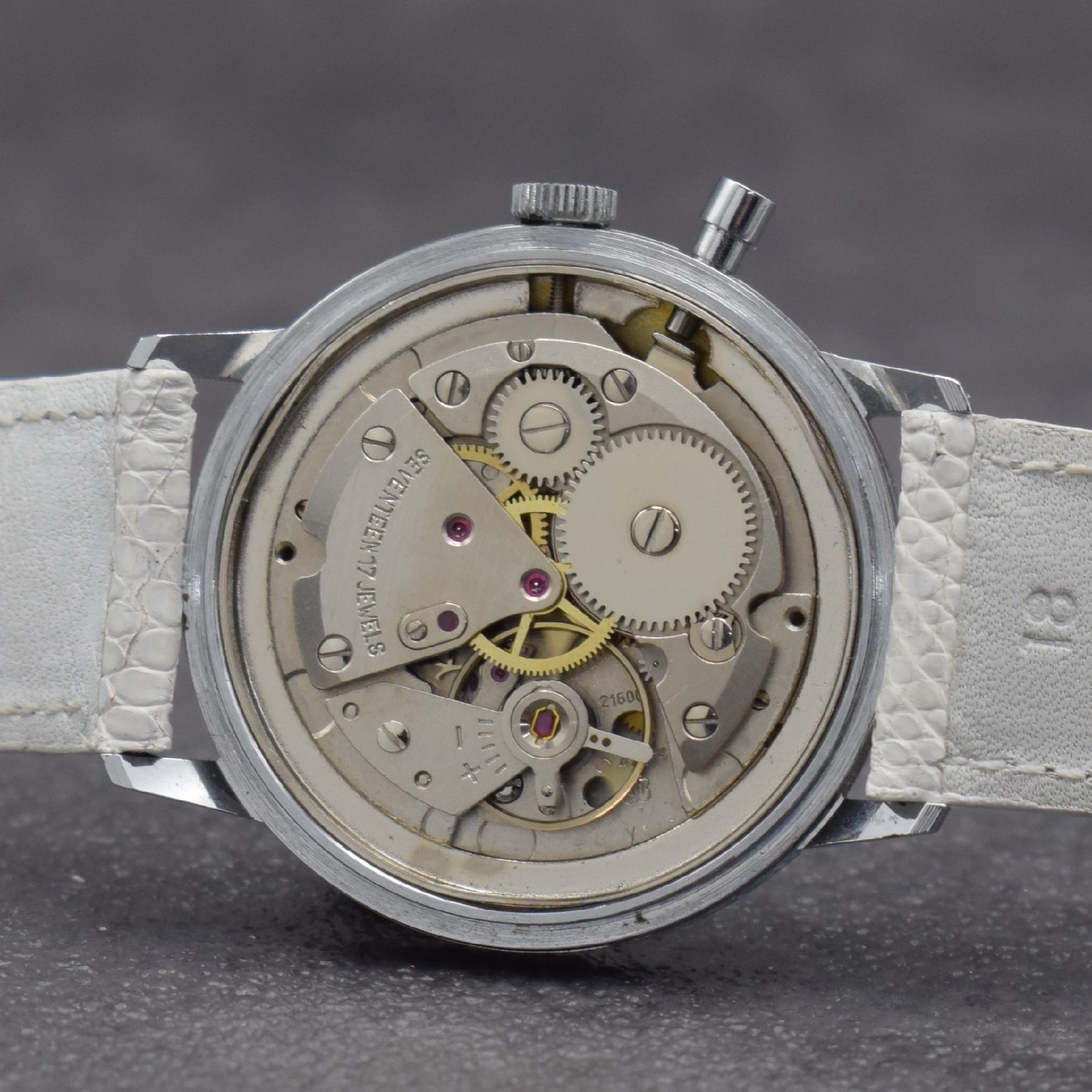 Detail e: ZENTRA Herrenarmbanduhr, Handaufzug, sog. Parkuhr, Deutschland Ende 50er Jahre Metall verchr., Edelstahlboden aufgedr., einfache Stoppfkt. durch ...