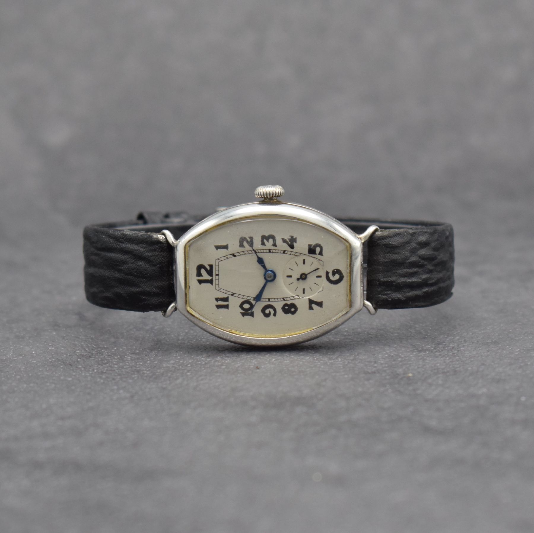 SCHILD FRERES & Co. frühe, tonneauförmige Damenarmbanduhr in 875/00 Silber, Handaufzug, Schweiz um 1930, Scharnier- Glasrand & -Boden m. Gravur, ...