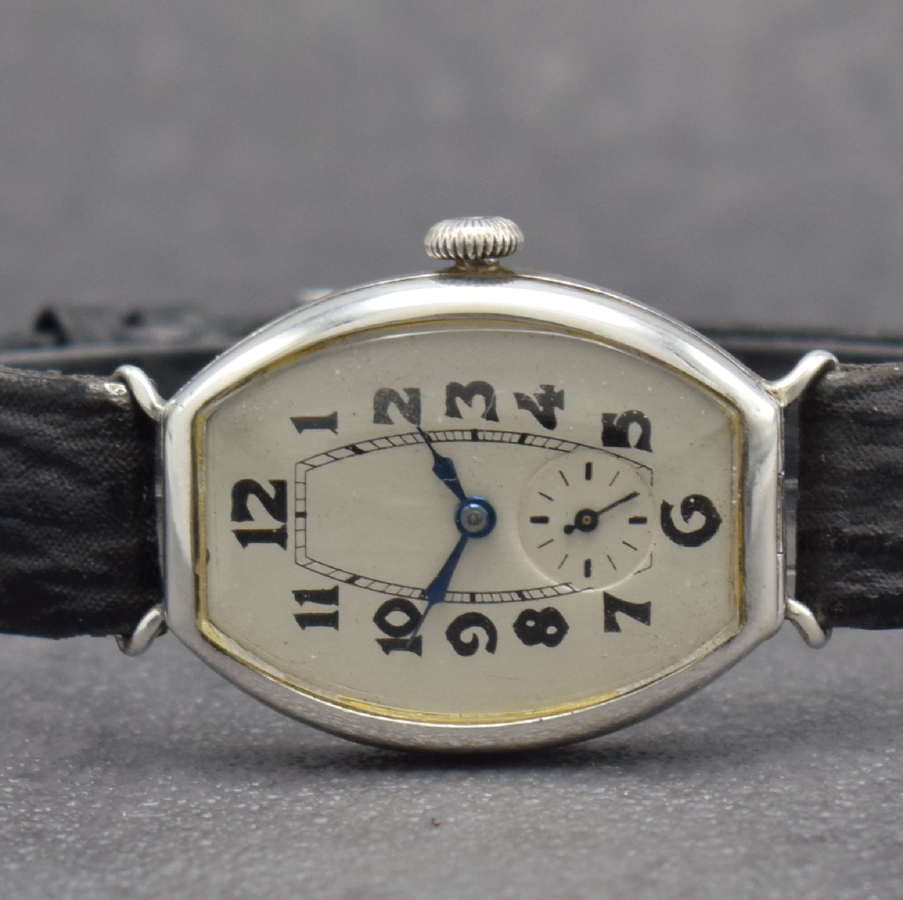 Detail a: SCHILD FRERES & Co. frühe, tonneauförmige Damenarmbanduhr in 875/00 Silber, Handaufzug, Schweiz um 1930, Scharnier- Glasrand & -Boden m. Gravur, ...