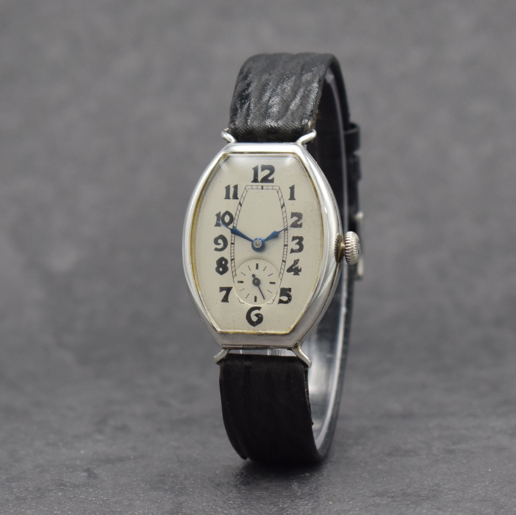 Detail b: SCHILD FRERES & Co. frühe, tonneauförmige Damenarmbanduhr in 875/00 Silber, Handaufzug, Schweiz um 1930, Scharnier- Glasrand & -Boden m. Gravur, ...