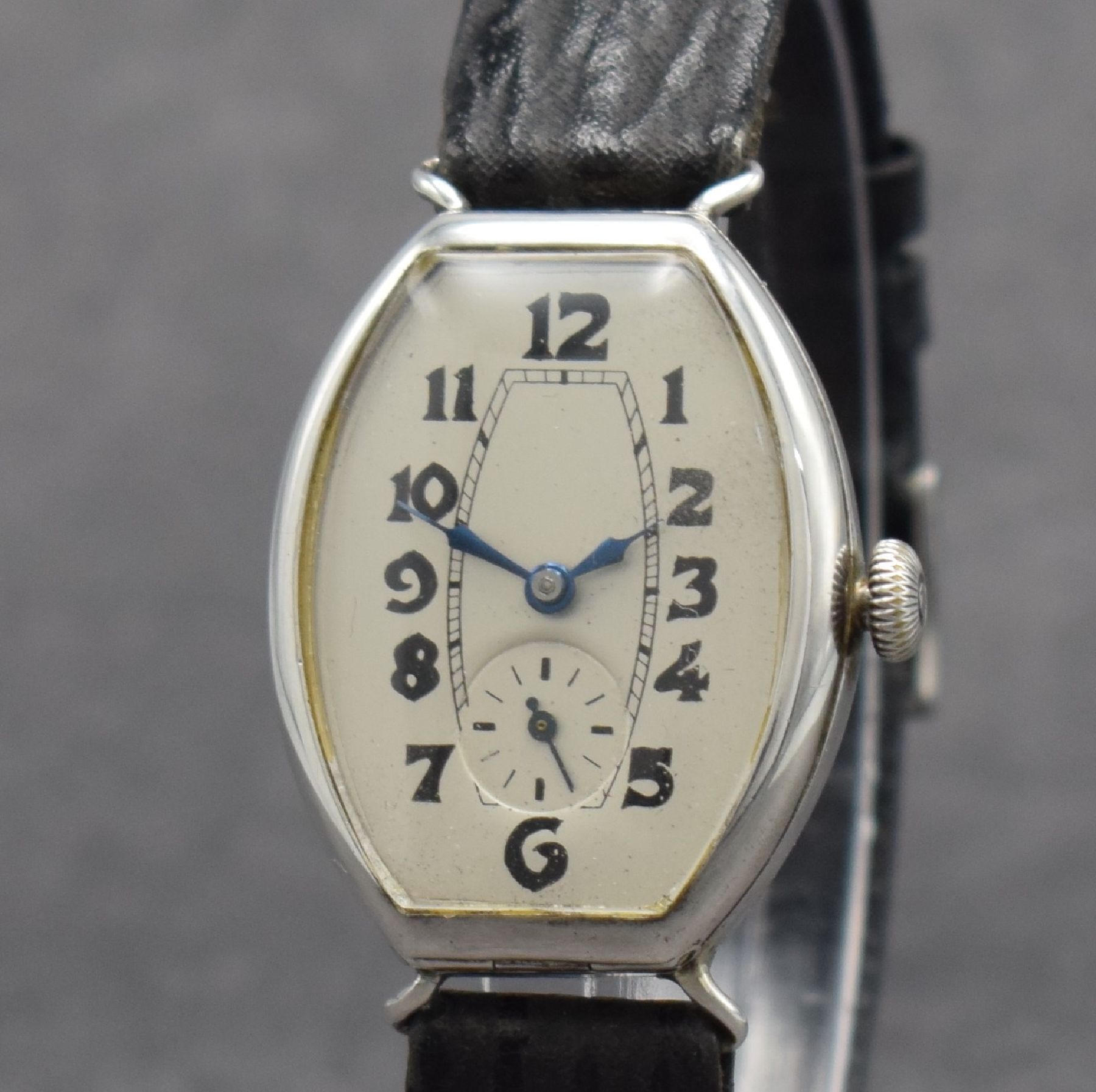 Detail c: SCHILD FRERES & Co. frühe, tonneauförmige Damenarmbanduhr in 875/00 Silber, Handaufzug, Schweiz um 1930, Scharnier- Glasrand & -Boden m. Gravur, ...