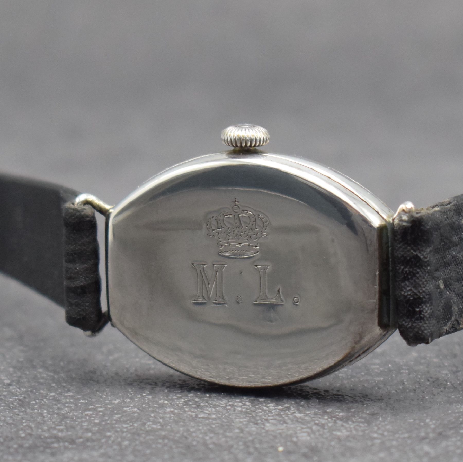 Detail d: SCHILD FRERES & Co. frühe, tonneauförmige Damenarmbanduhr in 875/00 Silber, Handaufzug, Schweiz um 1930, Scharnier- Glasrand & -Boden m. Gravur, ...