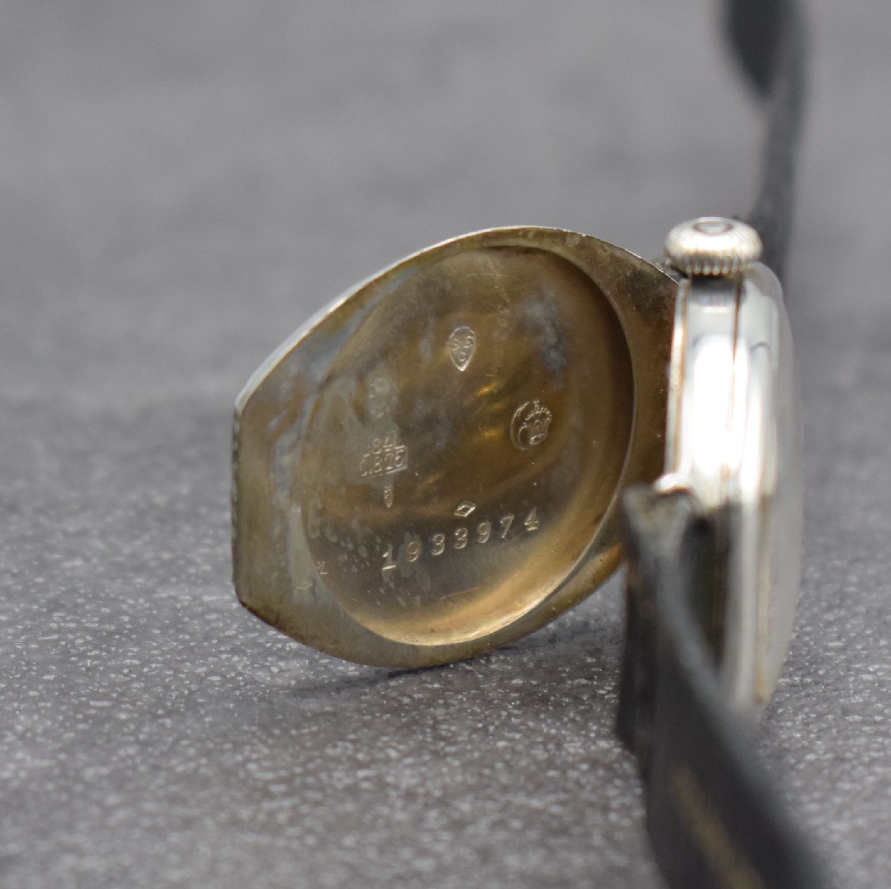 Detail e: SCHILD FRERES & Co. frühe, tonneauförmige Damenarmbanduhr in 875/00 Silber, Handaufzug, Schweiz um 1930, Scharnier- Glasrand & -Boden m. Gravur, ...