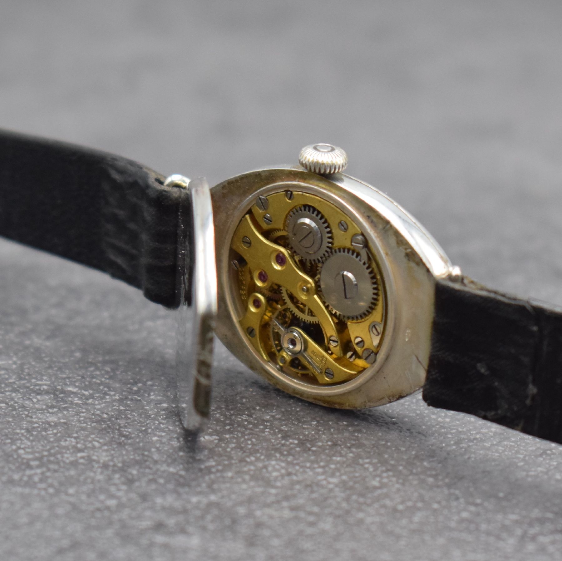 Detail f: SCHILD FRERES & Co. frühe, tonneauförmige Damenarmbanduhr in 875/00 Silber, Handaufzug, Schweiz um 1930, Scharnier- Glasrand & -Boden m. Gravur, ...