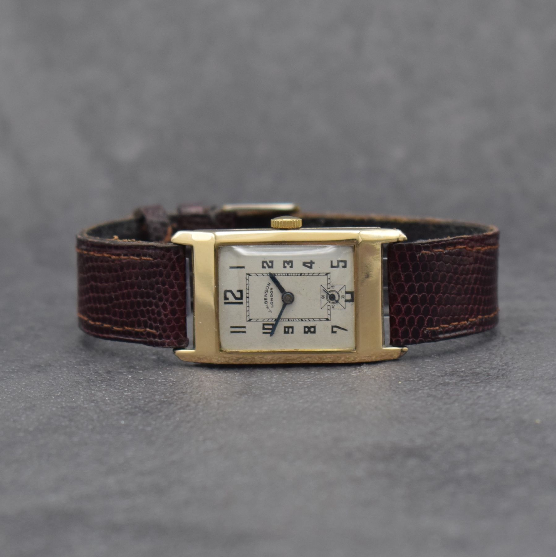 J. W. BENSON London Armbanduhr in GG 375/000, Schweiz für den britischen Markt um 1930, Handaufzug, Scharniergeh., silbernes Zifferbl. m. arab. ...