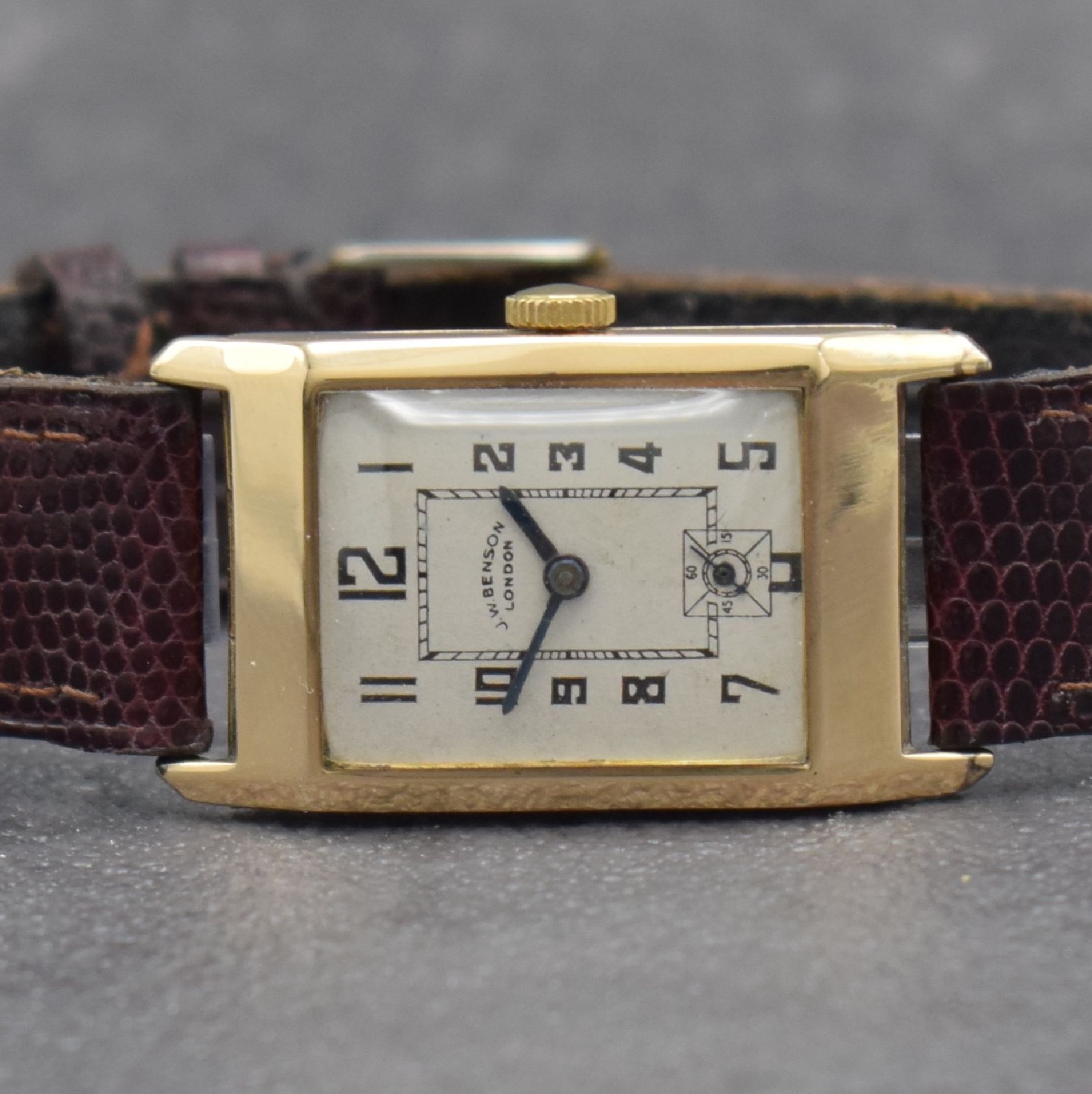 Detail a: J. W. BENSON London Armbanduhr in GG 375/000, Schweiz für den britischen Markt um 1930, Handaufzug, Scharniergeh., silbernes Zifferbl. m. arab. ...