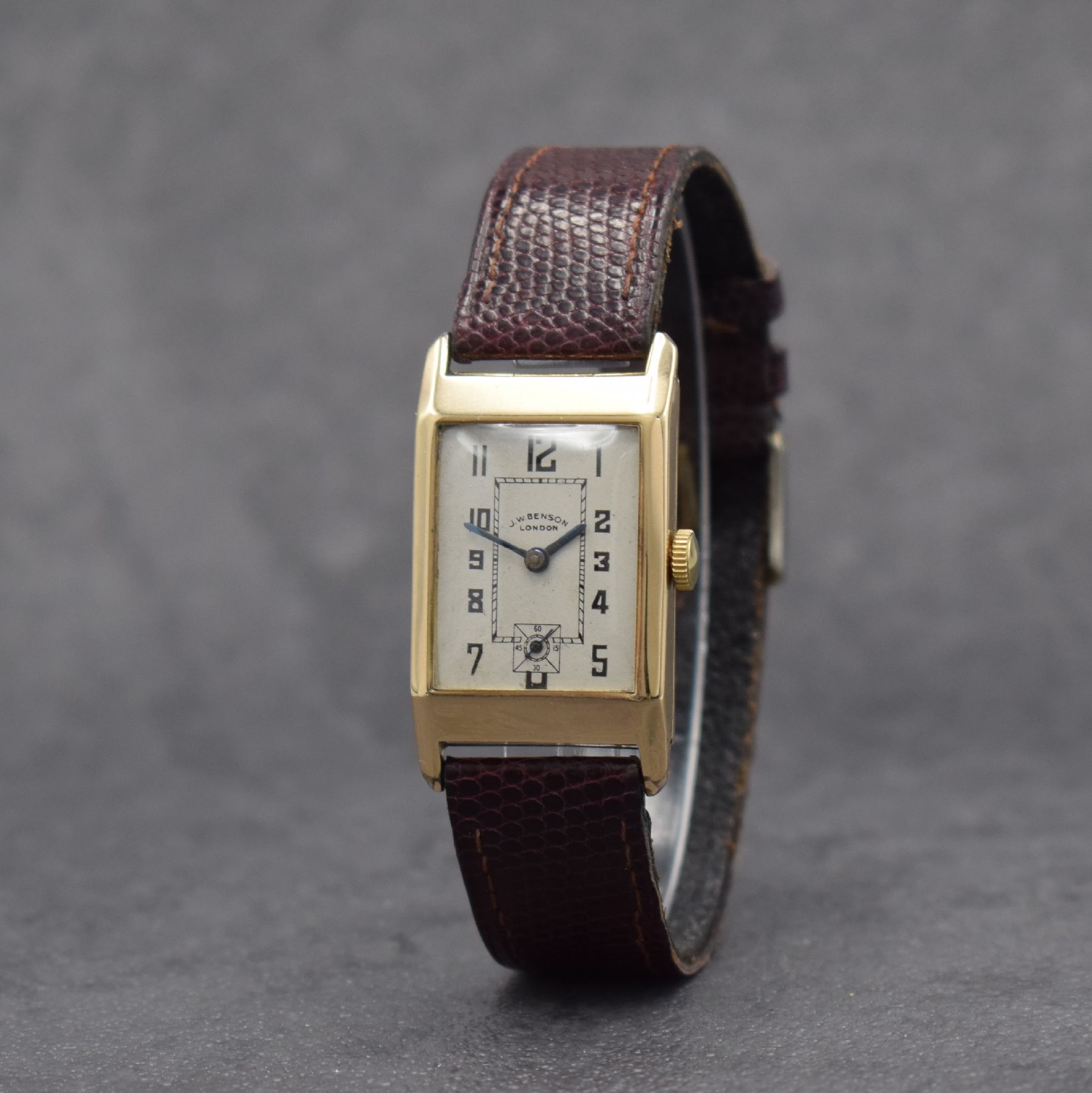 Detail b: J. W. BENSON London Armbanduhr in GG 375/000, Schweiz für den britischen Markt um 1930, Handaufzug, Scharniergeh., silbernes Zifferbl. m. arab. ...