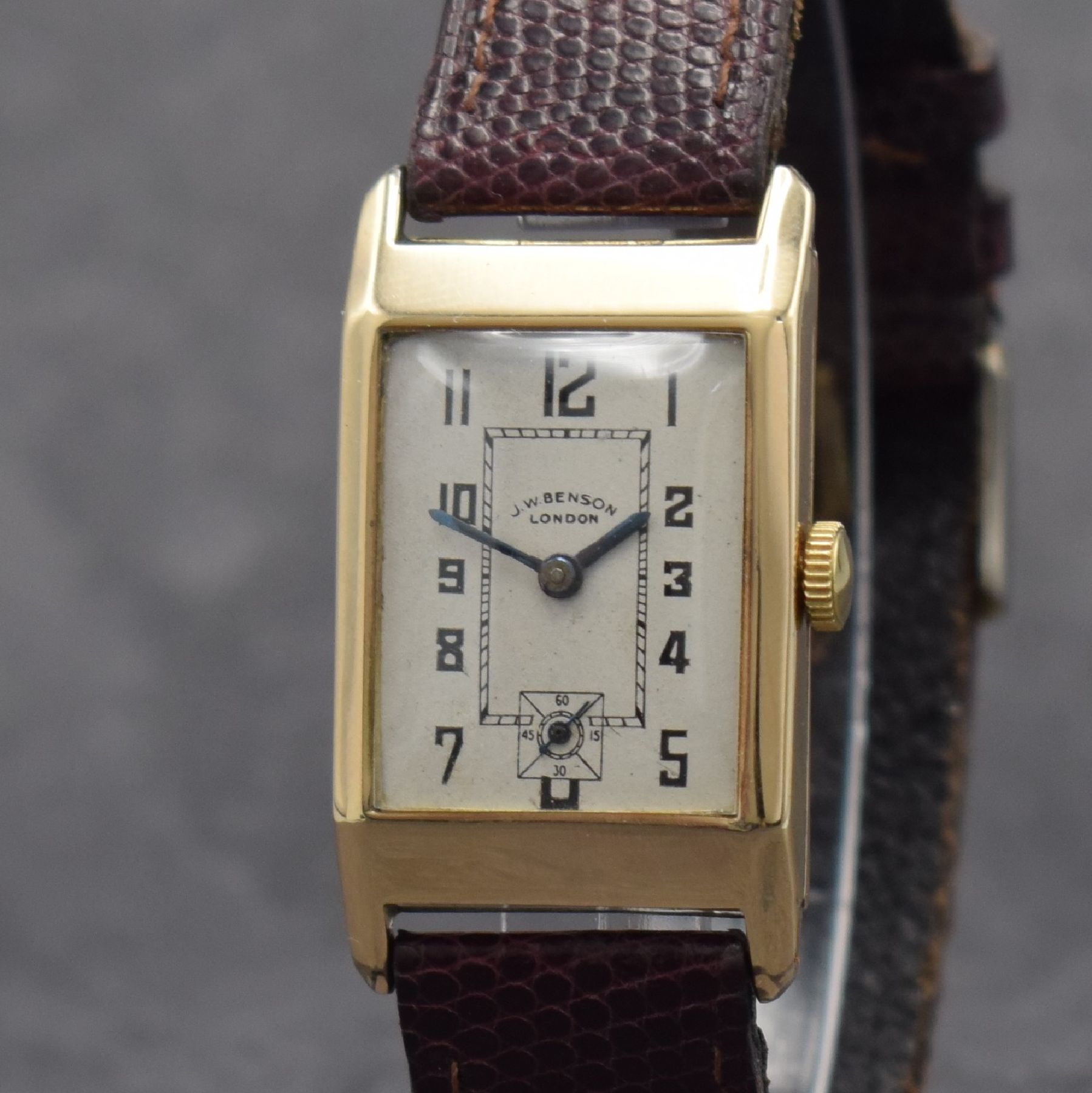 Detail c: J. W. BENSON London Armbanduhr in GG 375/000, Schweiz für den britischen Markt um 1930, Handaufzug, Scharniergeh., silbernes Zifferbl. m. arab. ...