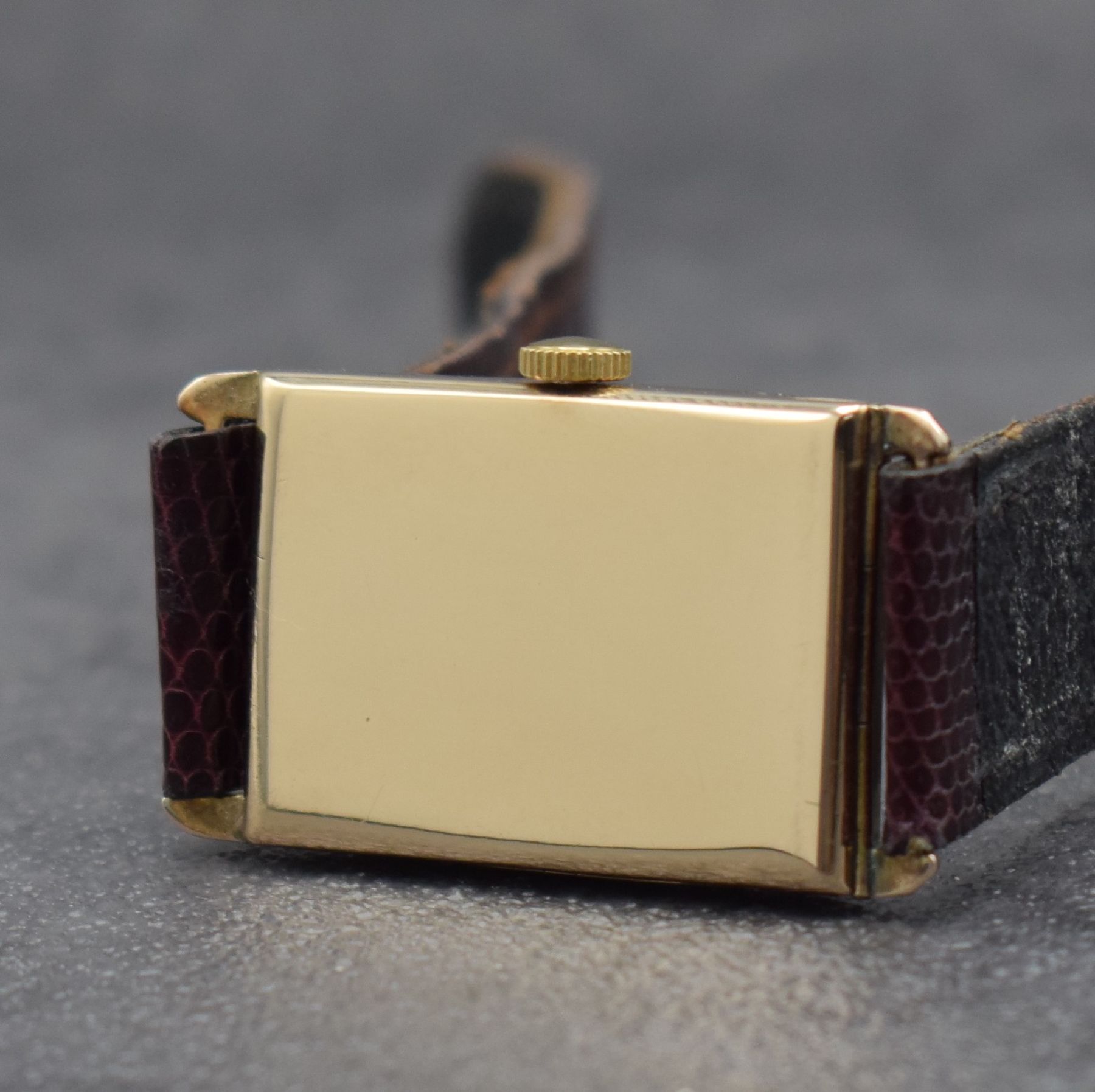 Detail d: J. W. BENSON London Armbanduhr in GG 375/000, Schweiz für den britischen Markt um 1930, Handaufzug, Scharniergeh., silbernes Zifferbl. m. arab. ...