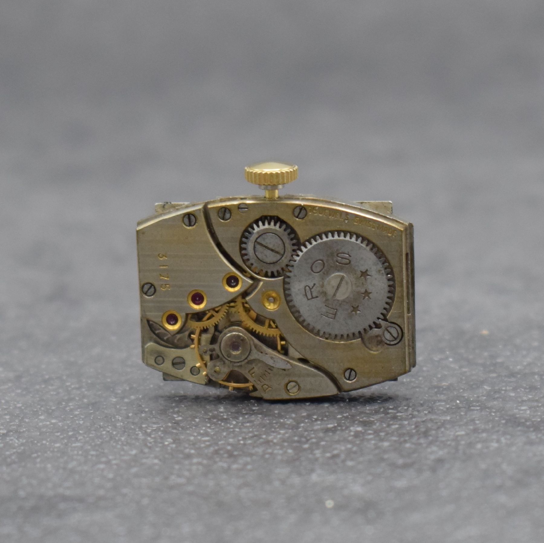 Detail e: J. W. BENSON London Armbanduhr in GG 375/000, Schweiz für den britischen Markt um 1930, Handaufzug, Scharniergeh., silbernes Zifferbl. m. arab. ...