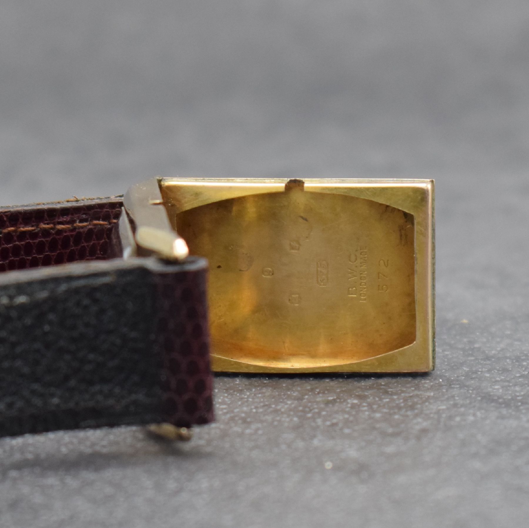 Detail f: J. W. BENSON London Armbanduhr in GG 375/000, Schweiz für den britischen Markt um 1930, Handaufzug, Scharniergeh., silbernes Zifferbl. m. arab. ...
