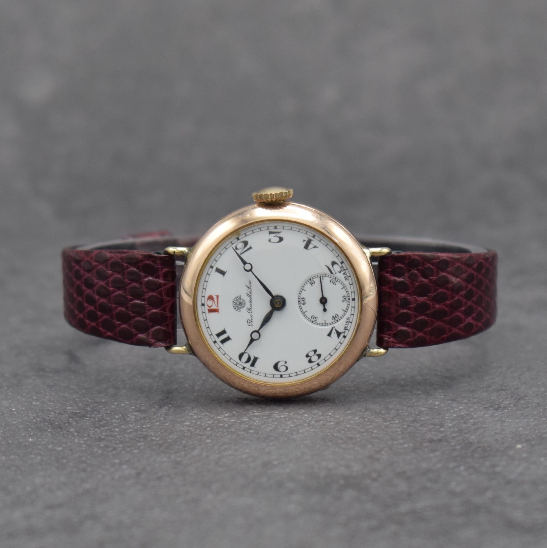 THOMAS RUSSEL & SON Armbanduhr in RoseG 375/000, Handaufzug, Schweiz/England um 1930, 3-teil. Geh., Scharnierboden, Glasrand aufgedr., Emailzifferbl. ...