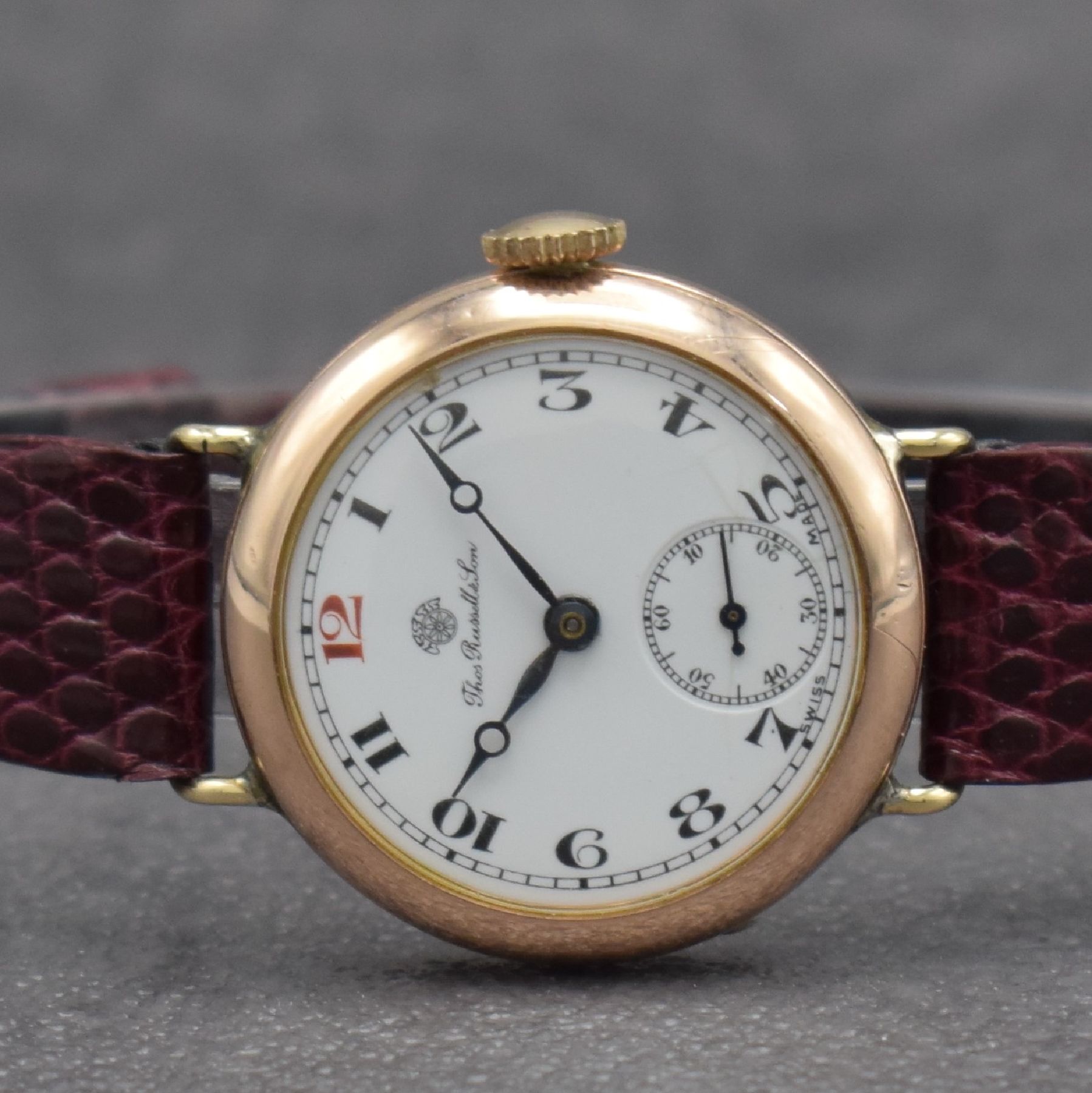 Detail a: THOMAS RUSSEL & SON Armbanduhr in RoseG 375/000, Handaufzug, Schweiz/England um 1930, 3-teil. Geh., Scharnierboden, Glasrand aufgedr., Emailzifferbl. ...