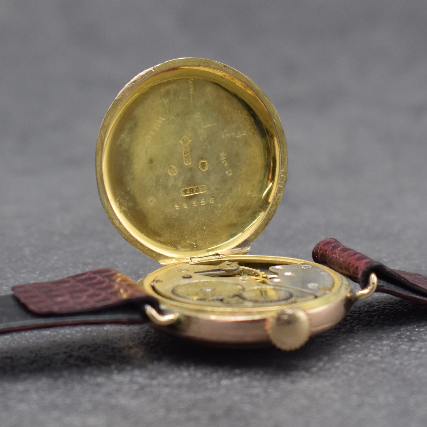 Detail e: THOMAS RUSSEL & SON Armbanduhr in RoseG 375/000, Handaufzug, Schweiz/England um 1930, 3-teil. Geh., Scharnierboden, Glasrand aufgedr., Emailzifferbl. ...