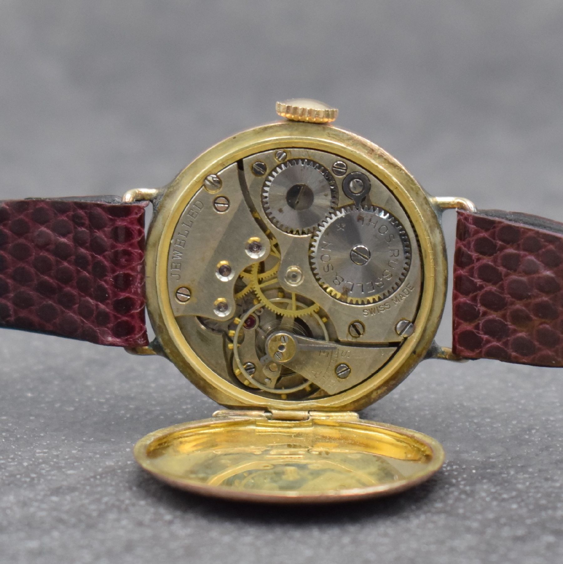 Detail f: THOMAS RUSSEL & SON Armbanduhr in RoseG 375/000, Handaufzug, Schweiz/England um 1930, 3-teil. Geh., Scharnierboden, Glasrand aufgedr., Emailzifferbl. ...