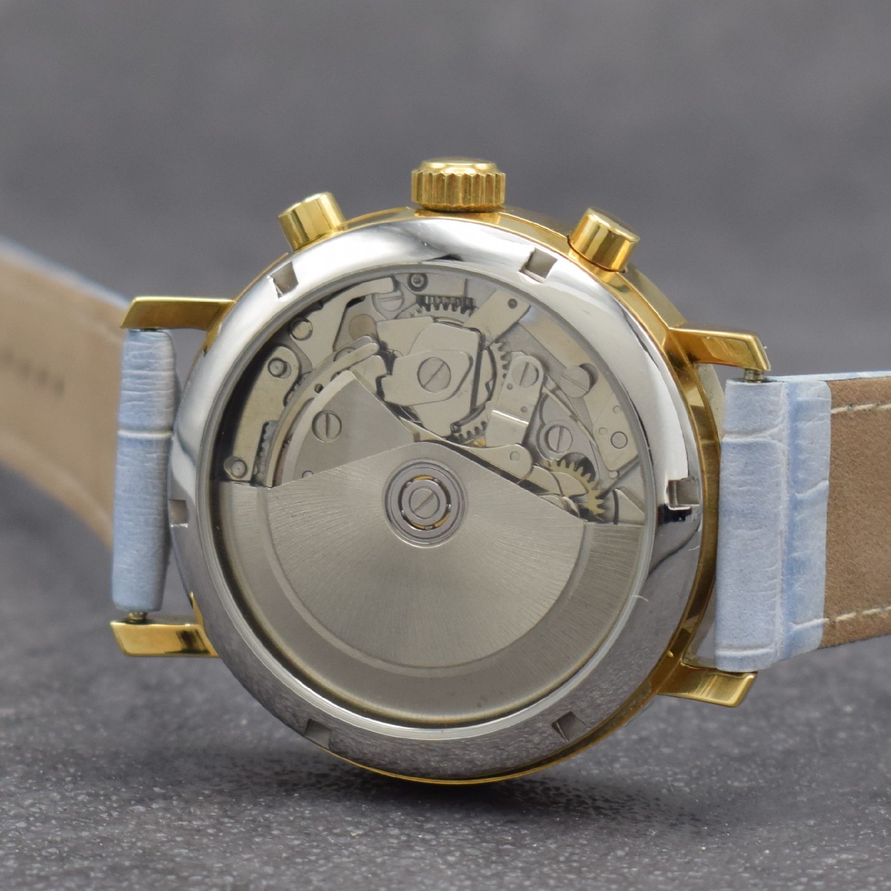 Detail d: GUINAND nahezu neuwertige Herrenarmbanduhr mit Chronograph, Schweiz um 2000, Automatik, verg. Gehäuse beids. vergl., Stahlboden geschr., blaues ...