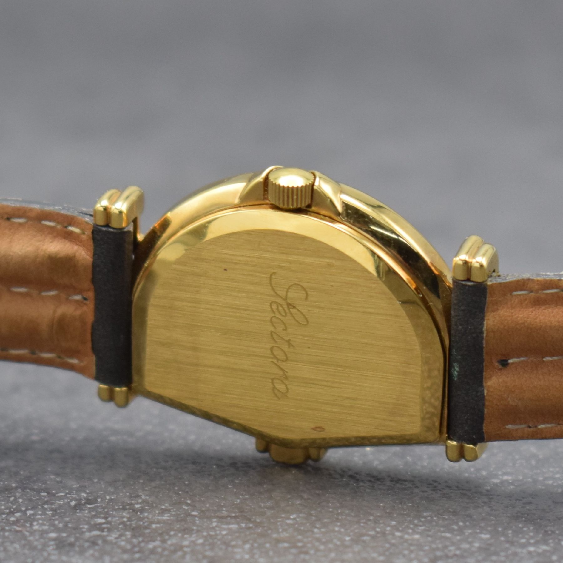 Detail e: Jean D´Eve Herrenarmbanduhr Serie Sectora, asym. Metallgeh. hartverg. inkl. orig. Lederband m. orig. Dornschl., elfenbeinfarb. Zifferbl. m. ...