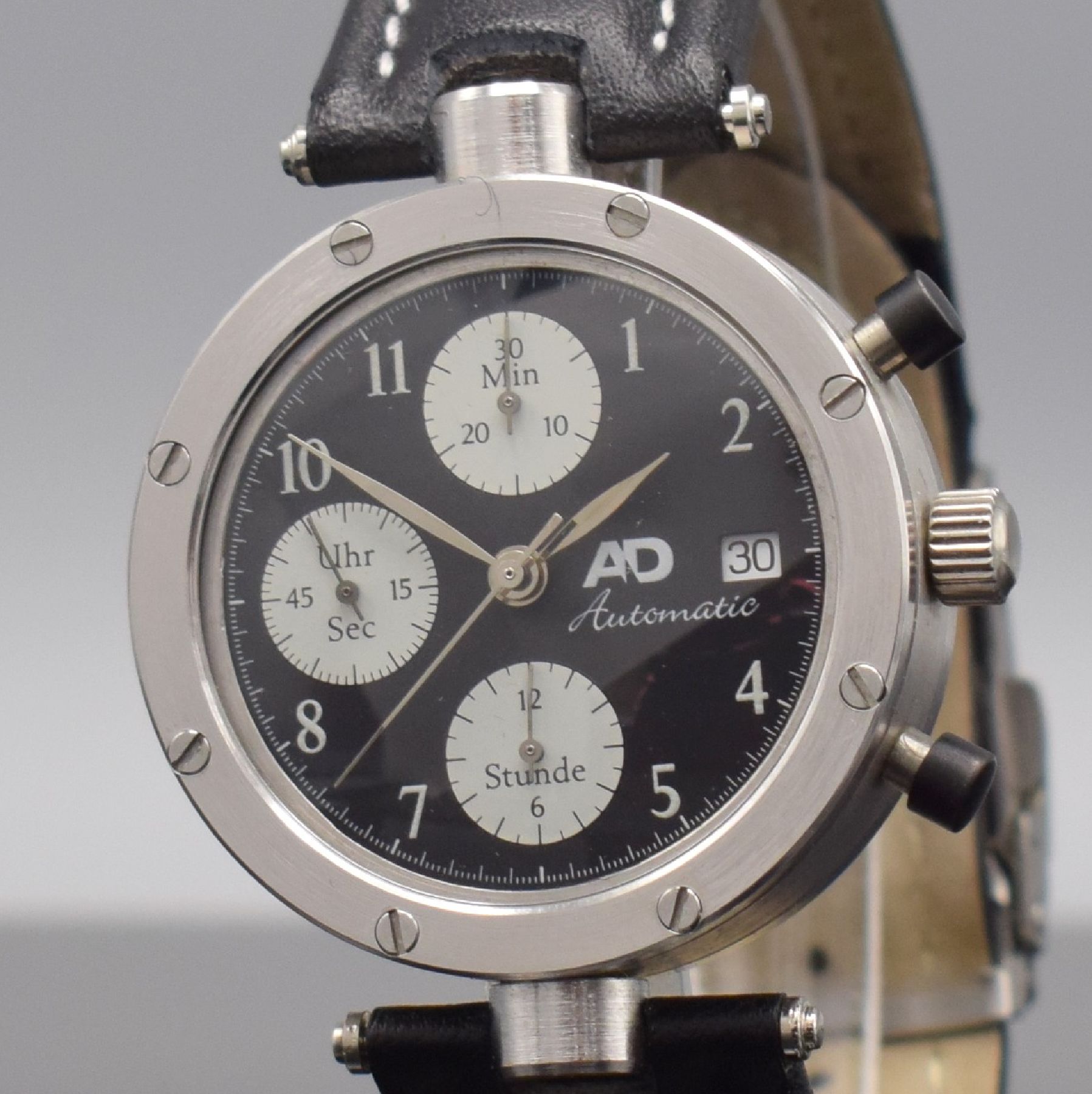 Detail a: AD ausgefallener Chronograph in Edelstahl, Automatik, 3-teil. verschr. Gehäuse, beids. vergl., Krone verschr., schwarzes Zifferbl. m. röm. Zahlen & ...
