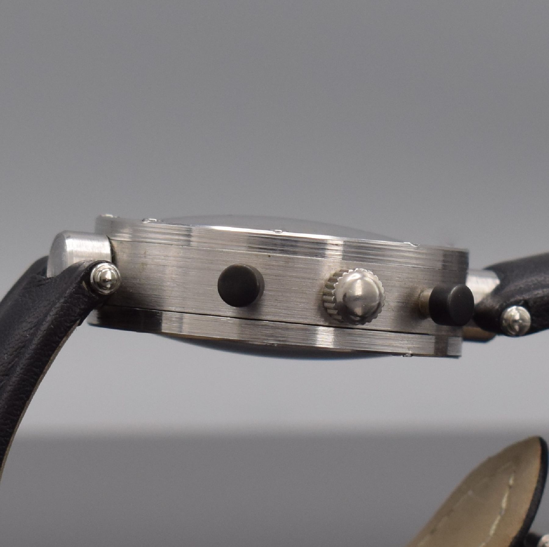 Detail b: AD ausgefallener Chronograph in Edelstahl, Automatik, 3-teil. verschr. Gehäuse, beids. vergl., Krone verschr., schwarzes Zifferbl. m. röm. Zahlen & ...