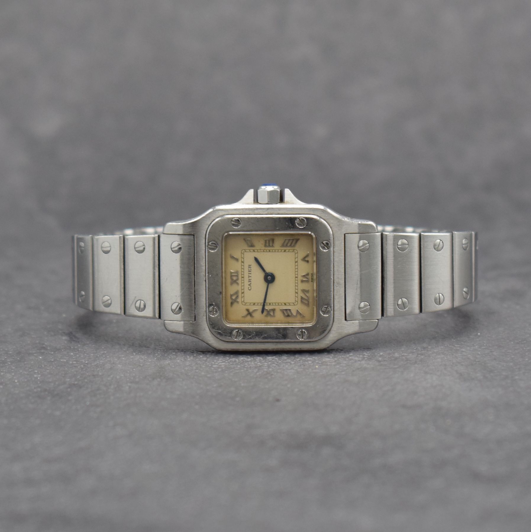 CARTIER Santos Damenarmbanduhr in Edelstahl Referenz 9057930, Schweiz 1990er Jahre, Gliederband m. Faltschl., quarz, Boden 8-fach verschr., silb. ...