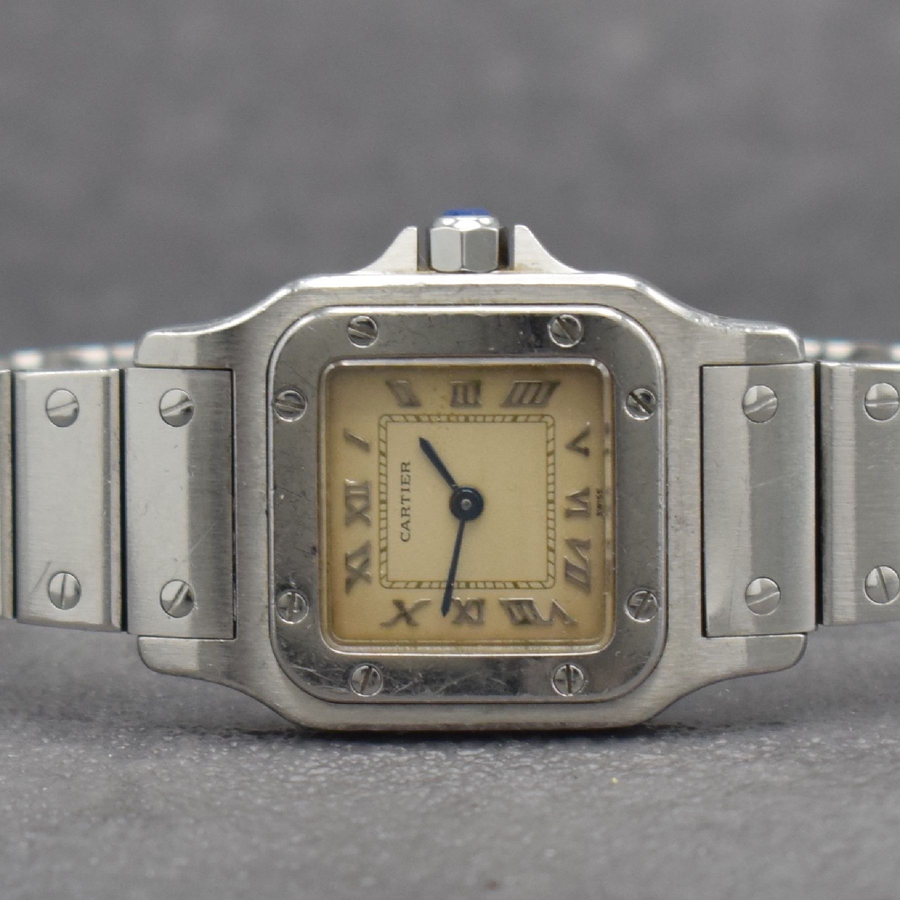 Detail a: CARTIER Santos Damenarmbanduhr in Edelstahl Referenz 9057930, Schweiz 1990er Jahre, Gliederband m. Faltschl., quarz, Boden 8-fach verschr., silb. ...