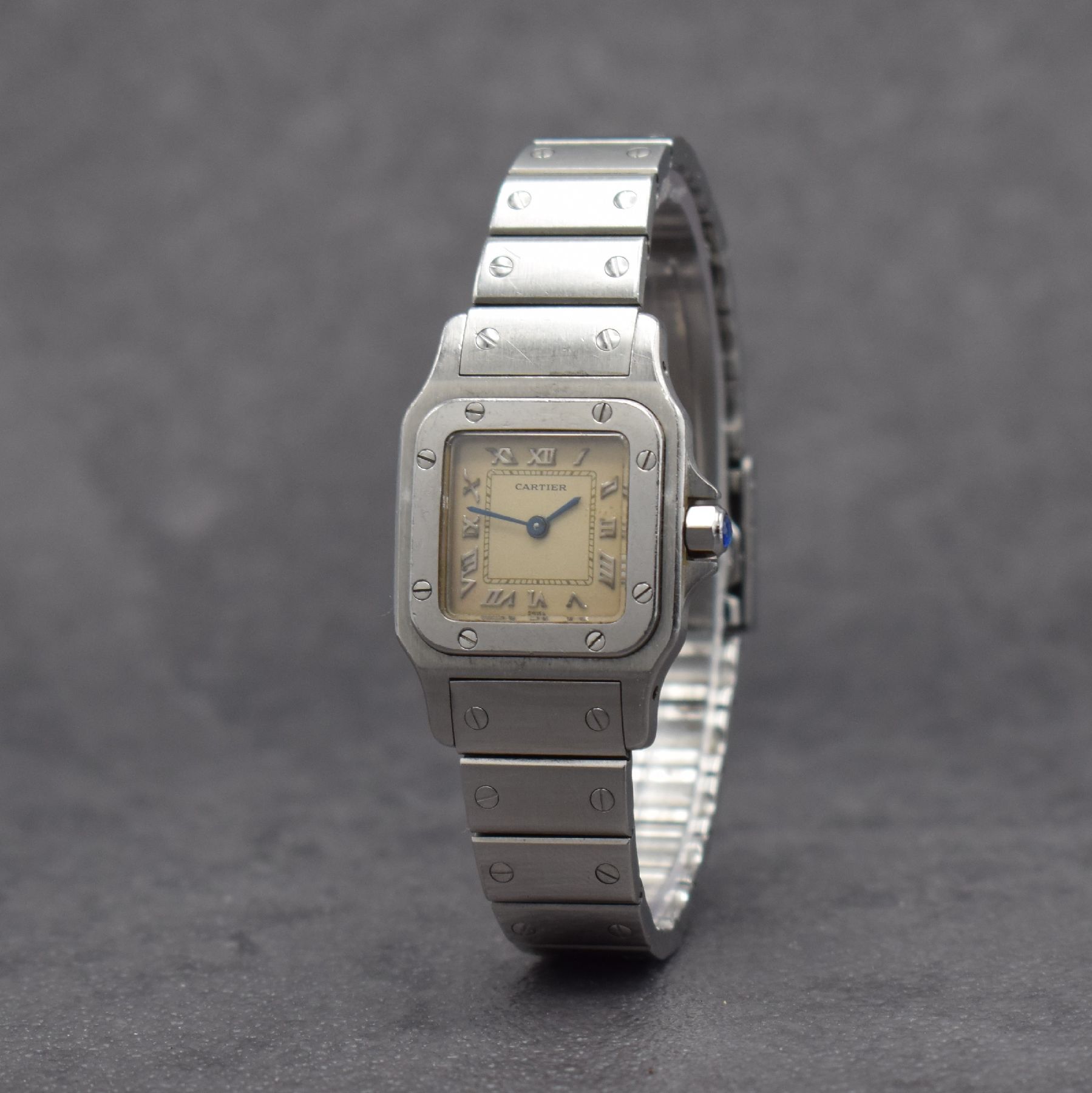 Detail b: CARTIER Santos Damenarmbanduhr in Edelstahl Referenz 9057930, Schweiz 1990er Jahre, Gliederband m. Faltschl., quarz, Boden 8-fach verschr., silb. ...