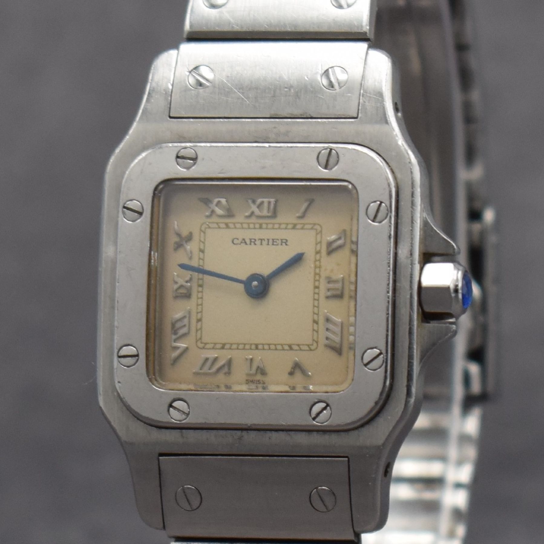 Detail c: CARTIER Santos Damenarmbanduhr in Edelstahl Referenz 9057930, Schweiz 1990er Jahre, Gliederband m. Faltschl., quarz, Boden 8-fach verschr., silb. ...