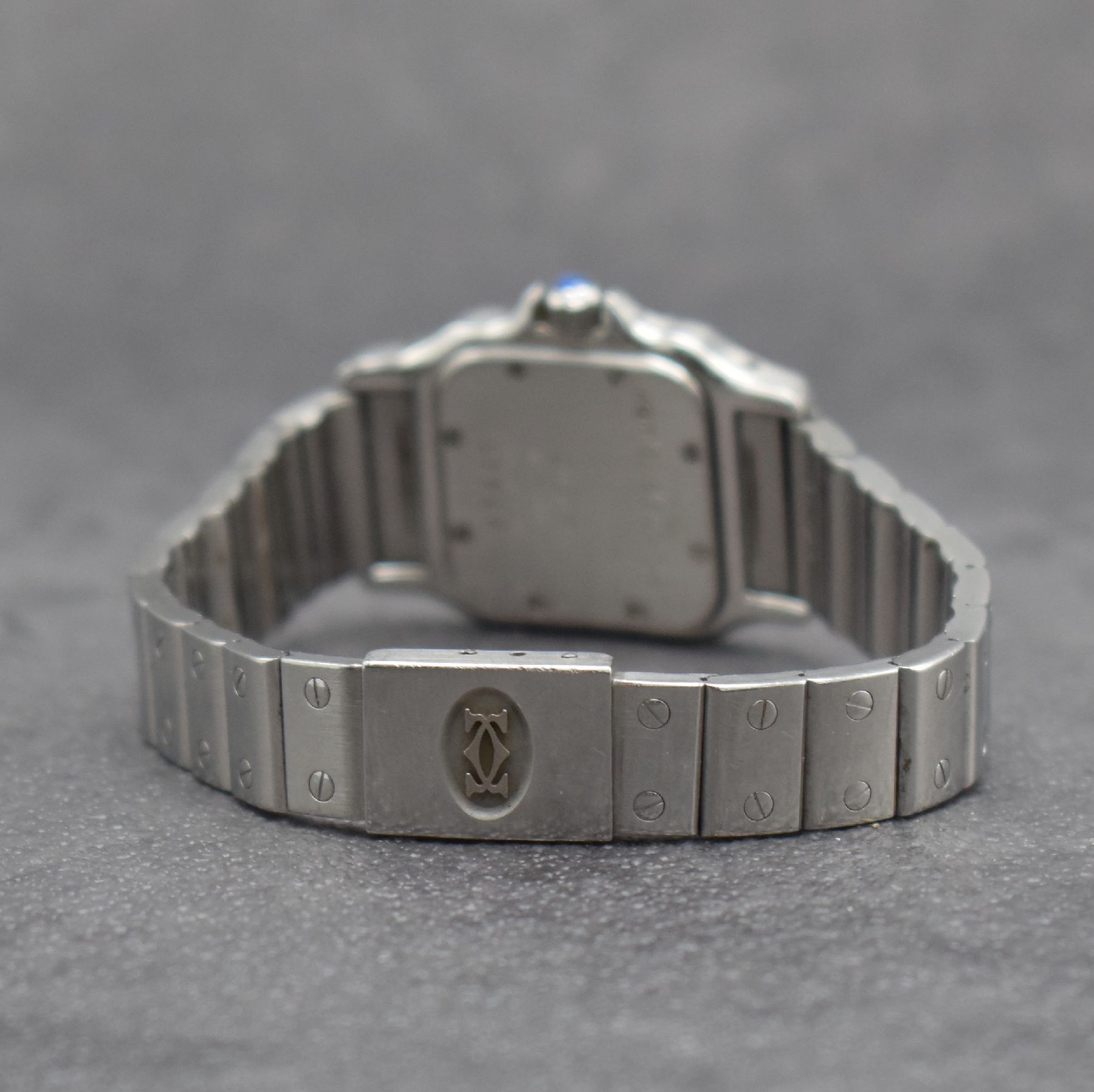 Detail d: CARTIER Santos Damenarmbanduhr in Edelstahl Referenz 9057930, Schweiz 1990er Jahre, Gliederband m. Faltschl., quarz, Boden 8-fach verschr., silb. ...