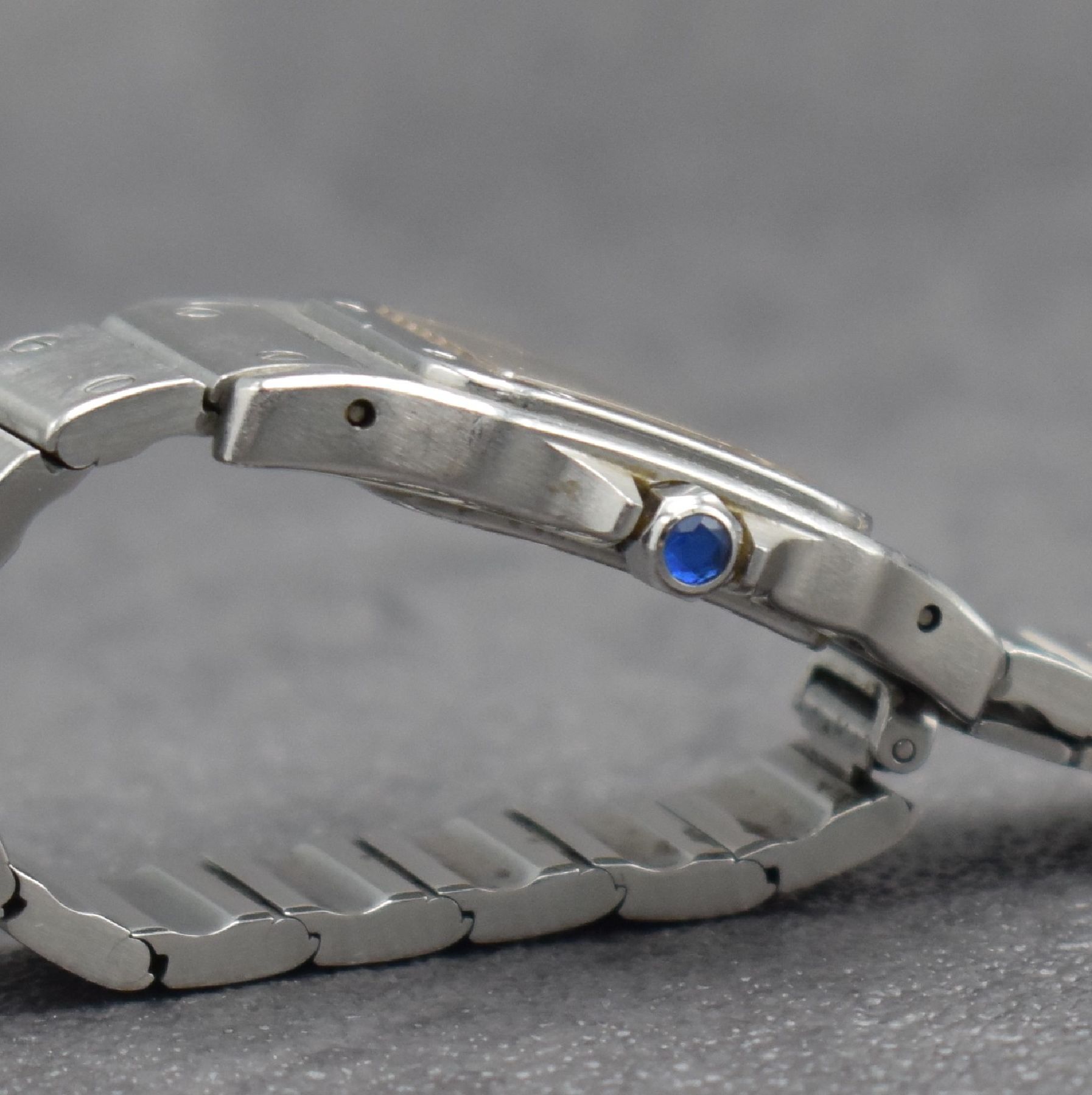 Detail e: CARTIER Santos Damenarmbanduhr in Edelstahl Referenz 9057930, Schweiz 1990er Jahre, Gliederband m. Faltschl., quarz, Boden 8-fach verschr., silb. ...