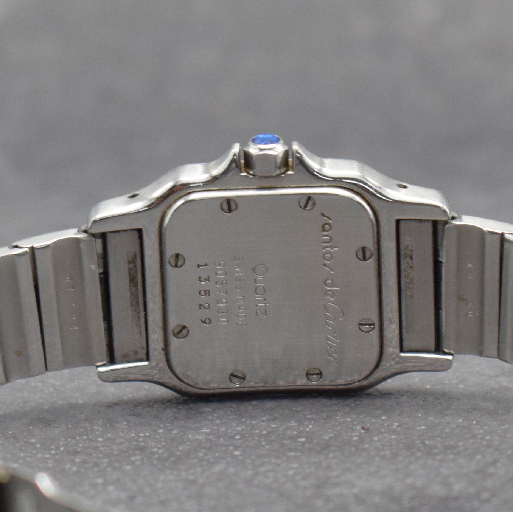 Detail f: CARTIER Santos Damenarmbanduhr in Edelstahl Referenz 9057930, Schweiz 1990er Jahre, Gliederband m. Faltschl., quarz, Boden 8-fach verschr., silb. ...