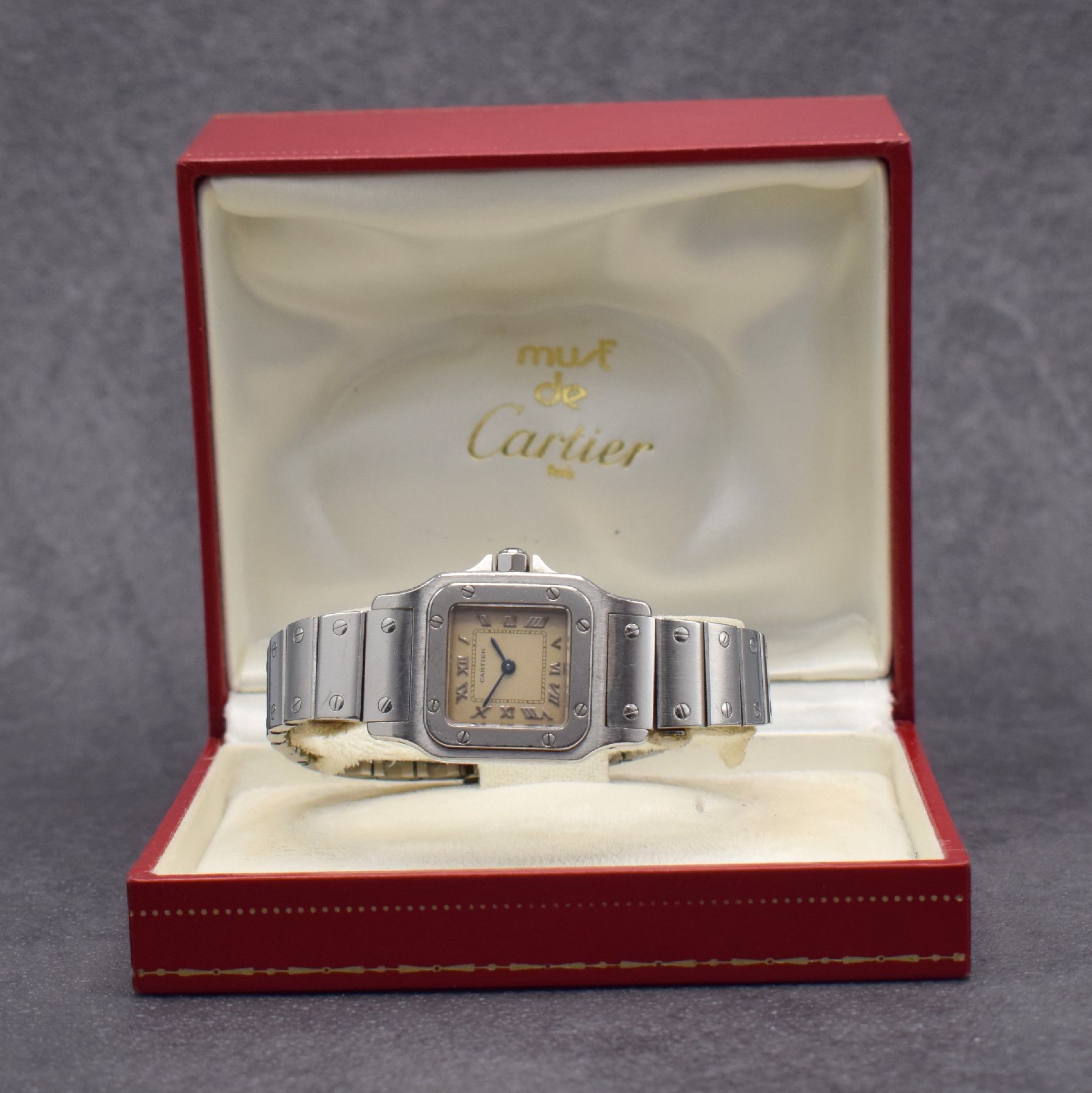 Detail g: CARTIER Santos Damenarmbanduhr in Edelstahl Referenz 9057930, Schweiz 1990er Jahre, Gliederband m. Faltschl., quarz, Boden 8-fach verschr., silb. ...