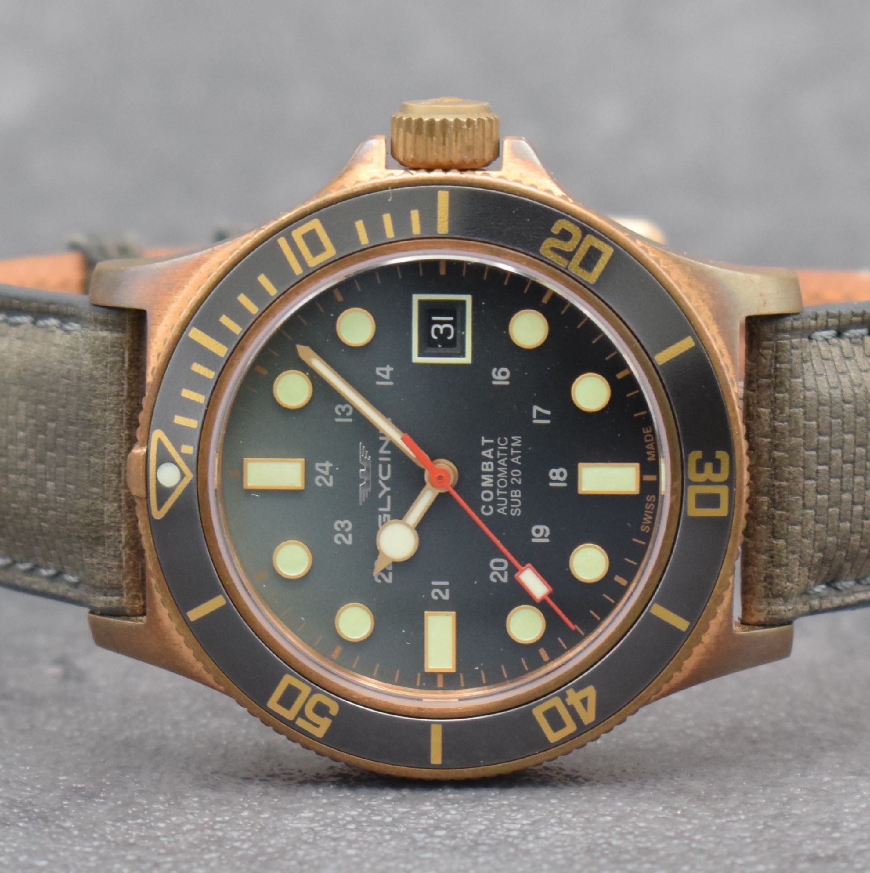 Detail a: GLYCINE Combat Herrenarmbanduhr in Bronze, Schweiz um 2018, Automatik, Ref. GL0281, Stahlboden geschr., eins. drehb. Lünette, schwarzes Zifferbl. m. ...