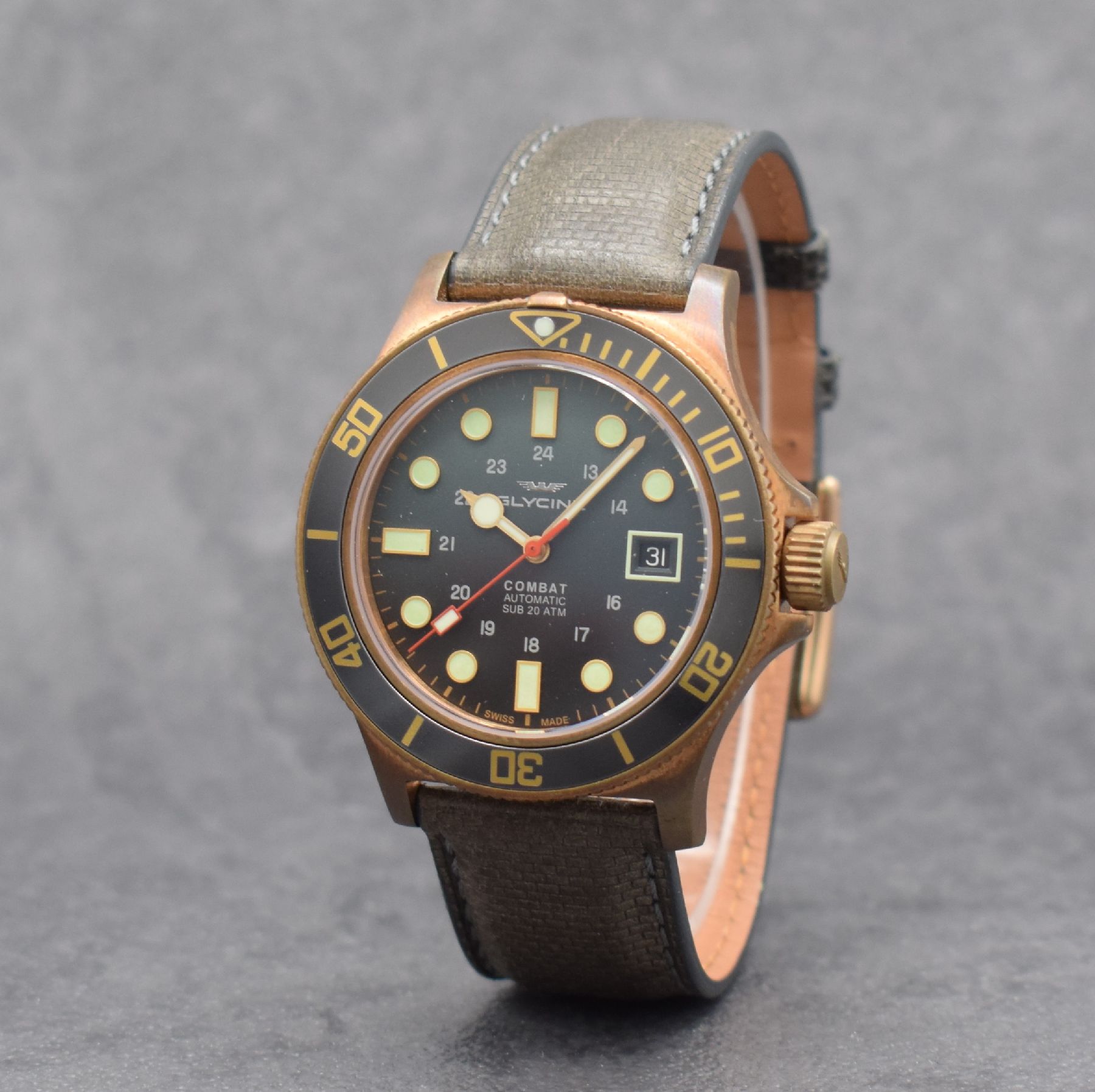 Detail b: GLYCINE Combat Herrenarmbanduhr in Bronze, Schweiz um 2018, Automatik, Ref. GL0281, Stahlboden geschr., eins. drehb. Lünette, schwarzes Zifferbl. m. ...