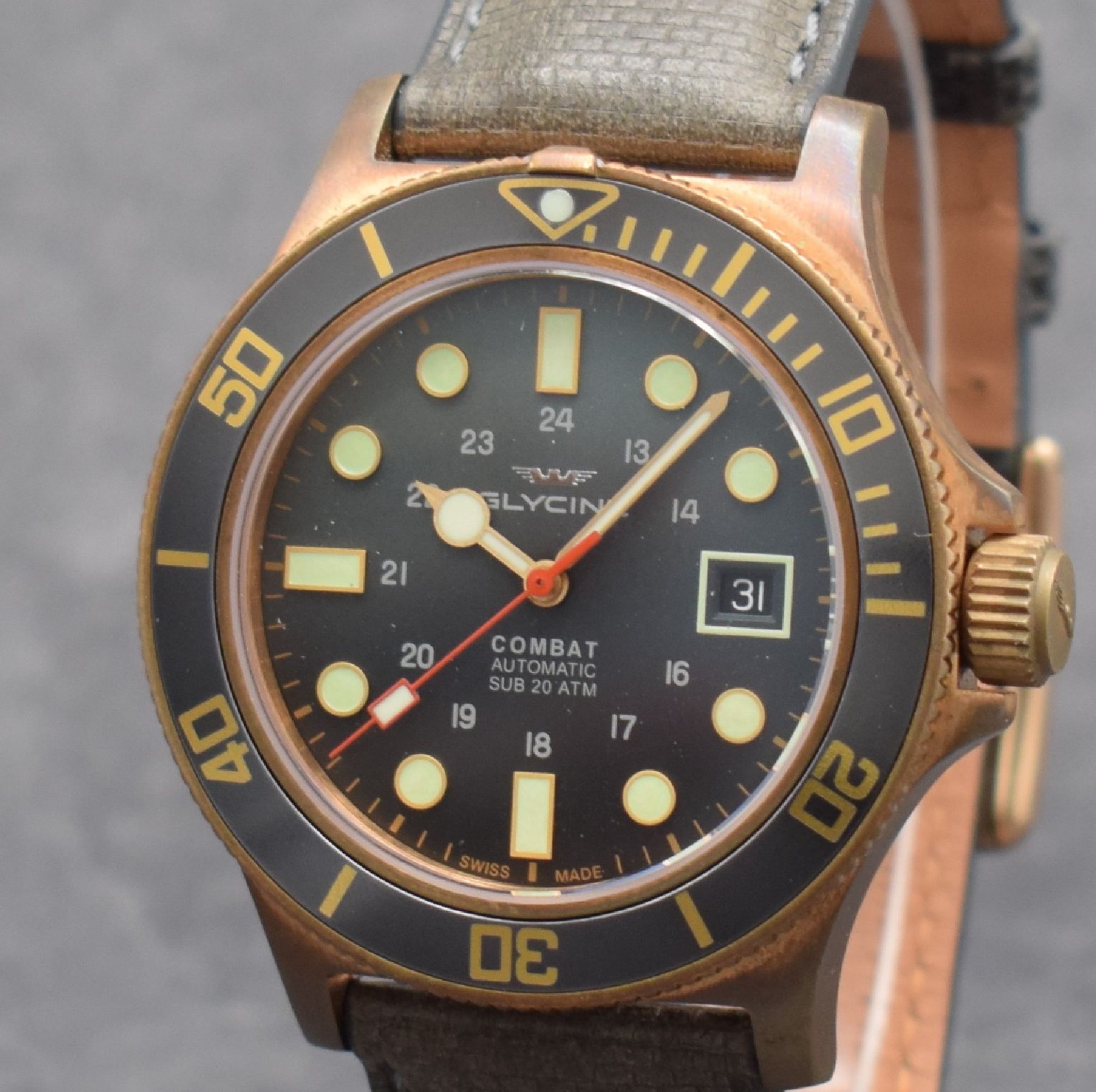 Detail c: GLYCINE Combat Herrenarmbanduhr in Bronze, Schweiz um 2018, Automatik, Ref. GL0281, Stahlboden geschr., eins. drehb. Lünette, schwarzes Zifferbl. m. ...