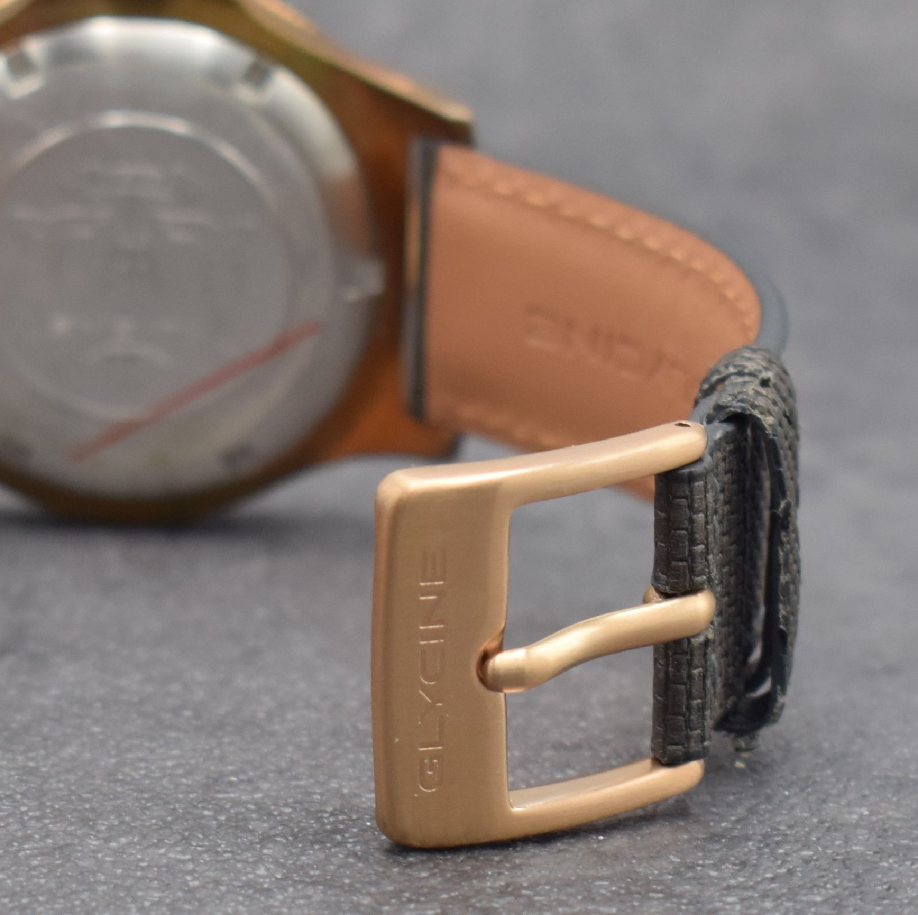 Detail d: GLYCINE Combat Herrenarmbanduhr in Bronze, Schweiz um 2018, Automatik, Ref. GL0281, Stahlboden geschr., eins. drehb. Lünette, schwarzes Zifferbl. m. ...