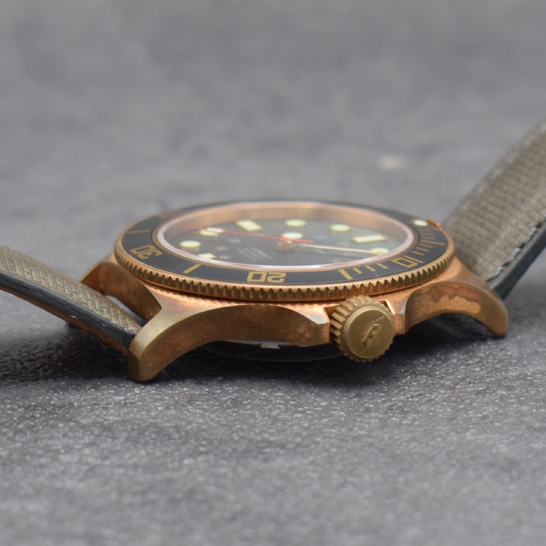 Detail e: GLYCINE Combat Herrenarmbanduhr in Bronze, Schweiz um 2018, Automatik, Ref. GL0281, Stahlboden geschr., eins. drehb. Lünette, schwarzes Zifferbl. m. ...