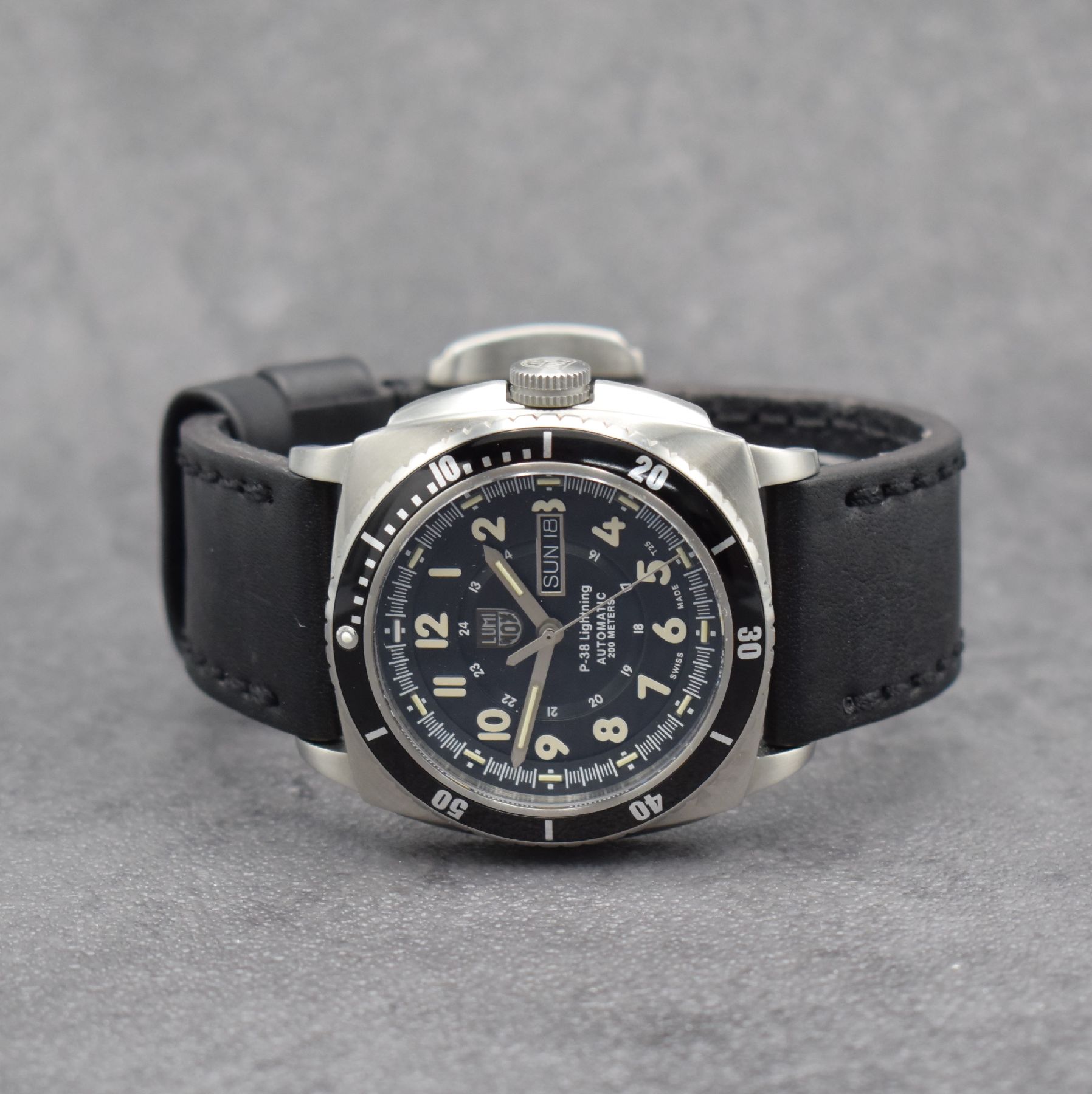 LUMINOX P-38 Lightning Herrenarmbanduhr, Automatik, verschr. Edelstahlgeh., eins. drehb. Lünette, orig. Lederband, schwarzes Zifferbl. m. aufges. ...