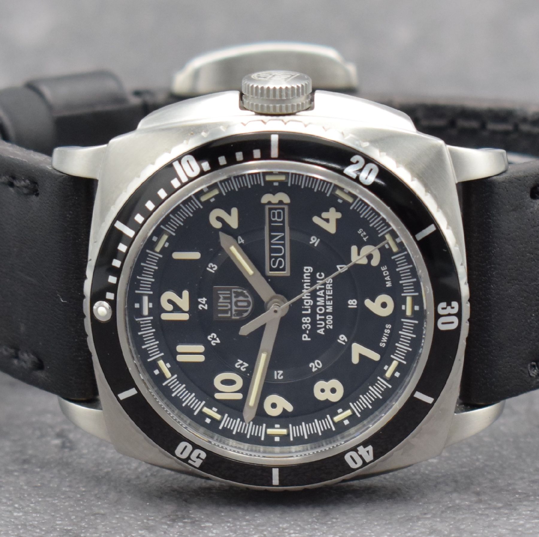 Detail a: LUMINOX P-38 Lightning Herrenarmbanduhr, Automatik, verschr. Edelstahlgeh., eins. drehb. Lünette, orig. Lederband, schwarzes Zifferbl. m. aufges. ...