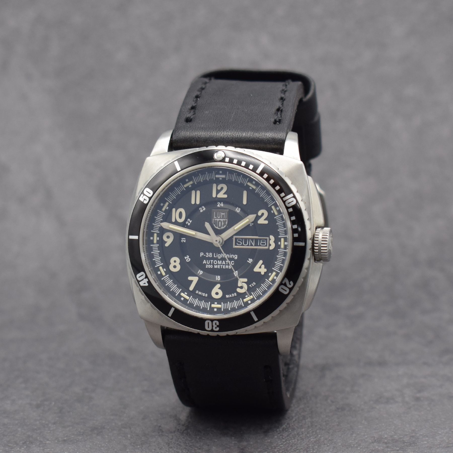 Detail b: LUMINOX P-38 Lightning Herrenarmbanduhr, Automatik, verschr. Edelstahlgeh., eins. drehb. Lünette, orig. Lederband, schwarzes Zifferbl. m. aufges. ...