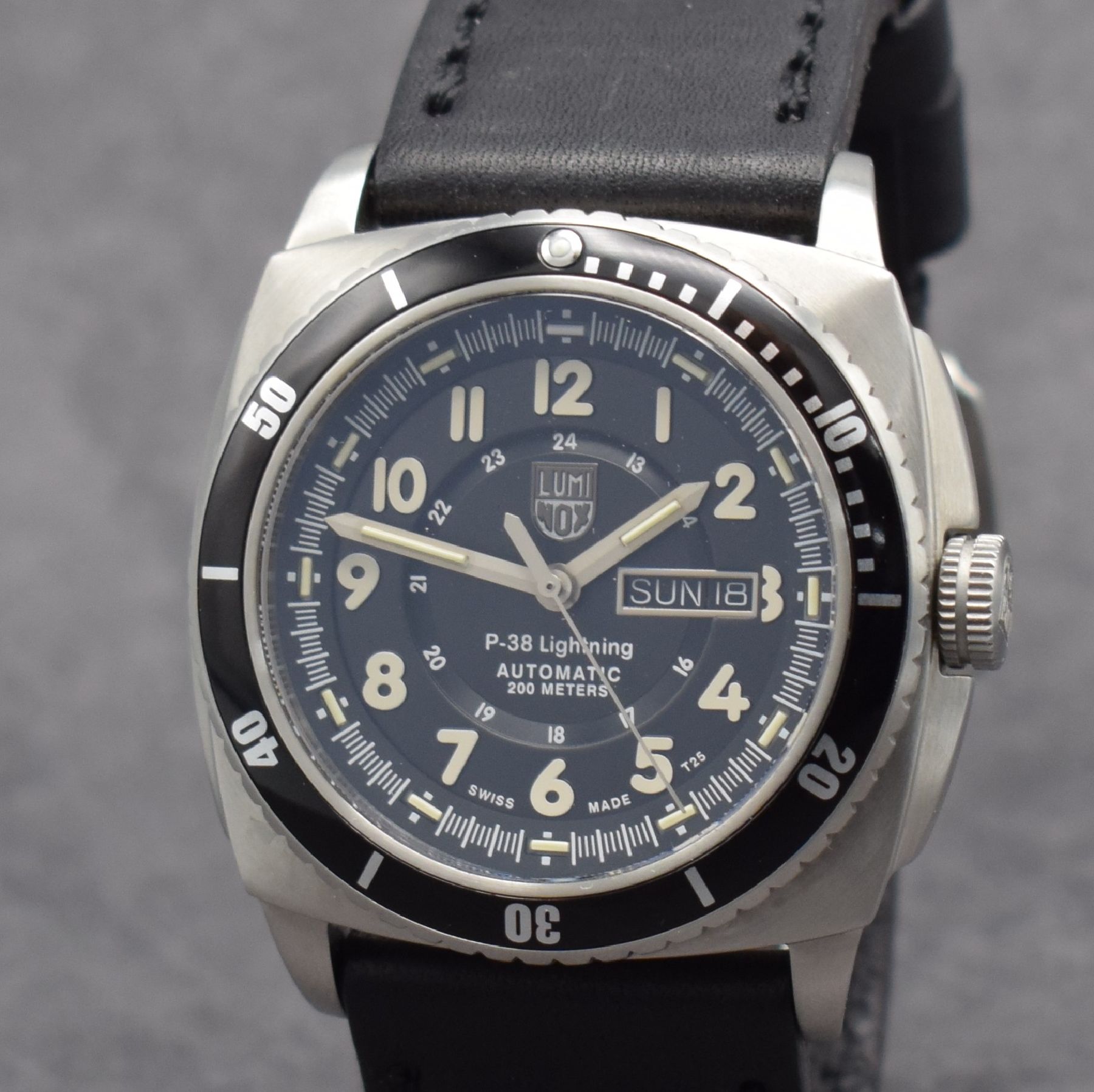 Detail c: LUMINOX P-38 Lightning Herrenarmbanduhr, Automatik, verschr. Edelstahlgeh., eins. drehb. Lünette, orig. Lederband, schwarzes Zifferbl. m. aufges. ...
