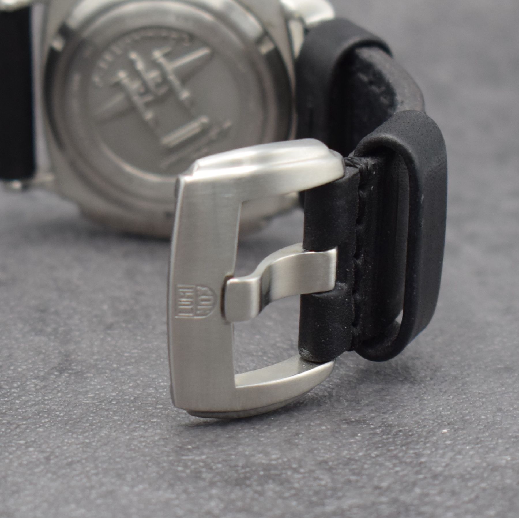 Detail d: LUMINOX P-38 Lightning Herrenarmbanduhr, Automatik, verschr. Edelstahlgeh., eins. drehb. Lünette, orig. Lederband, schwarzes Zifferbl. m. aufges. ...