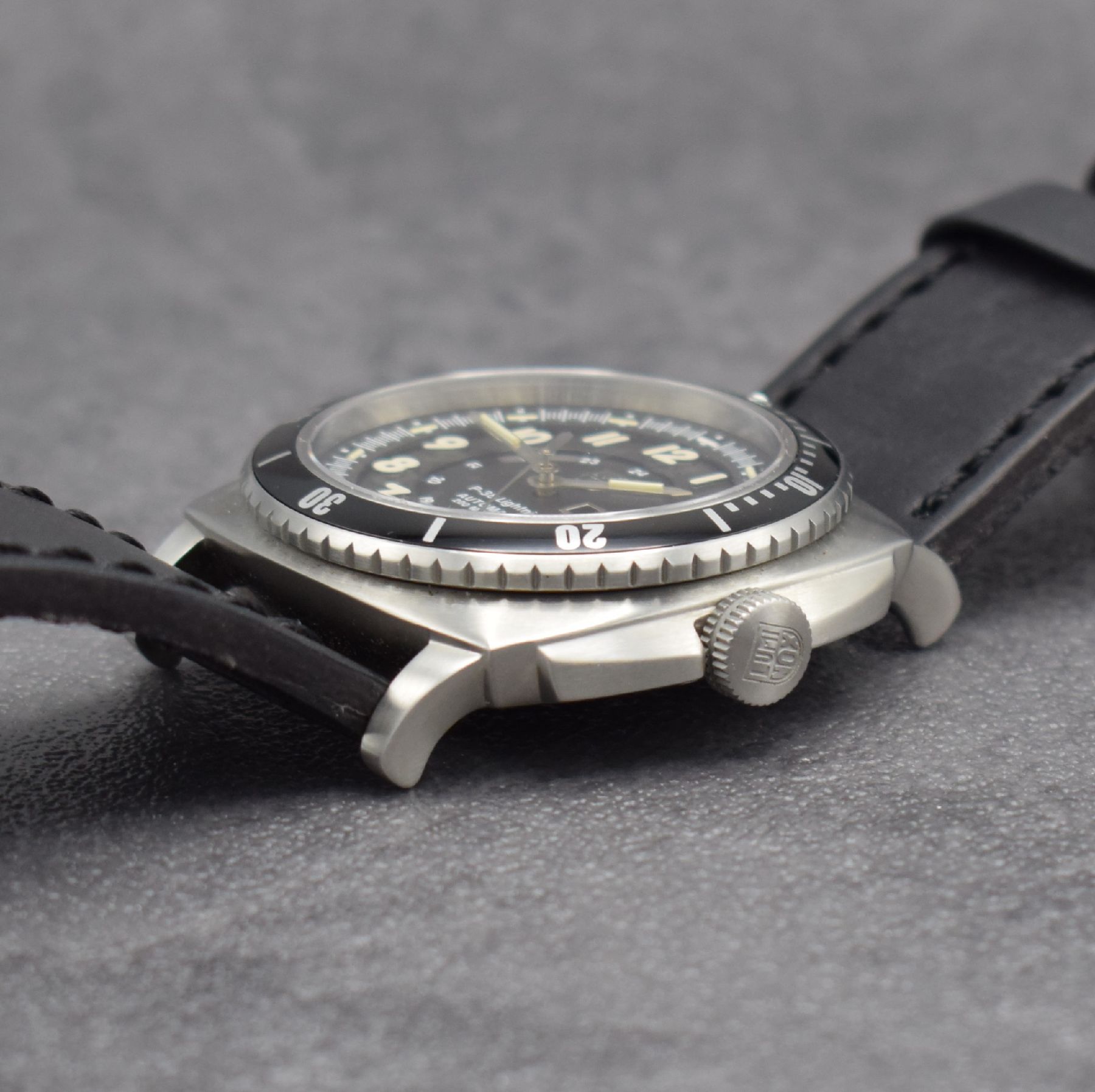Detail e: LUMINOX P-38 Lightning Herrenarmbanduhr, Automatik, verschr. Edelstahlgeh., eins. drehb. Lünette, orig. Lederband, schwarzes Zifferbl. m. aufges. ...