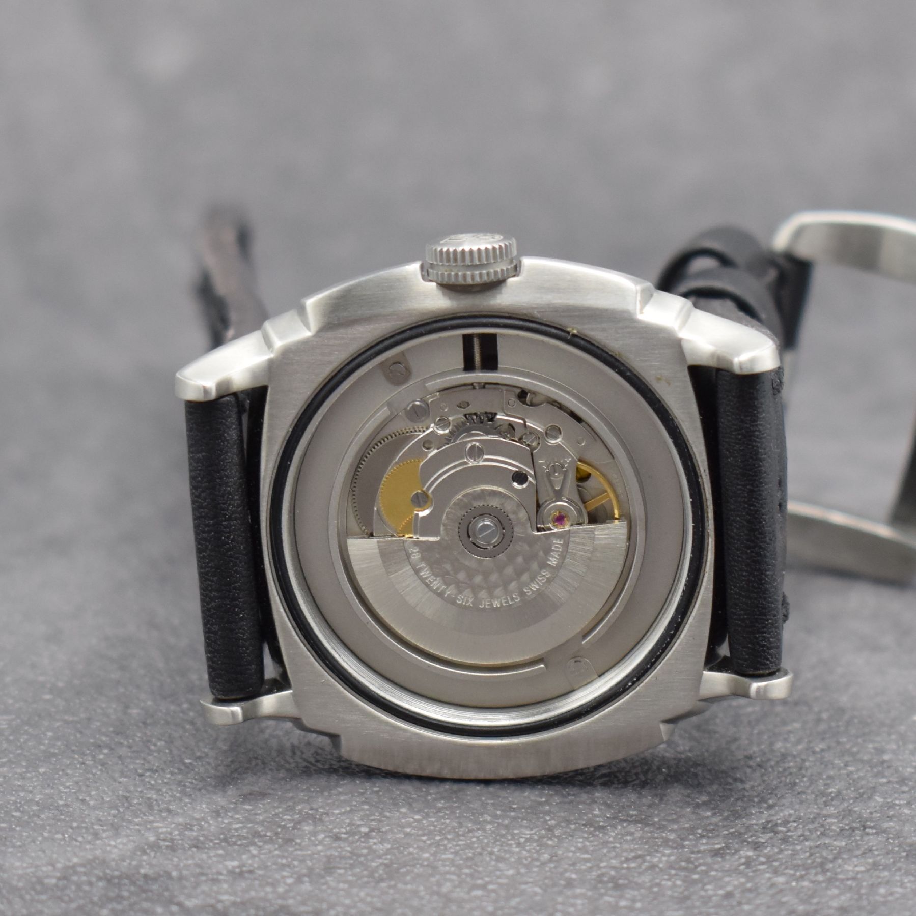 Detail g: LUMINOX P-38 Lightning Herrenarmbanduhr, Automatik, verschr. Edelstahlgeh., eins. drehb. Lünette, orig. Lederband, schwarzes Zifferbl. m. aufges. ...