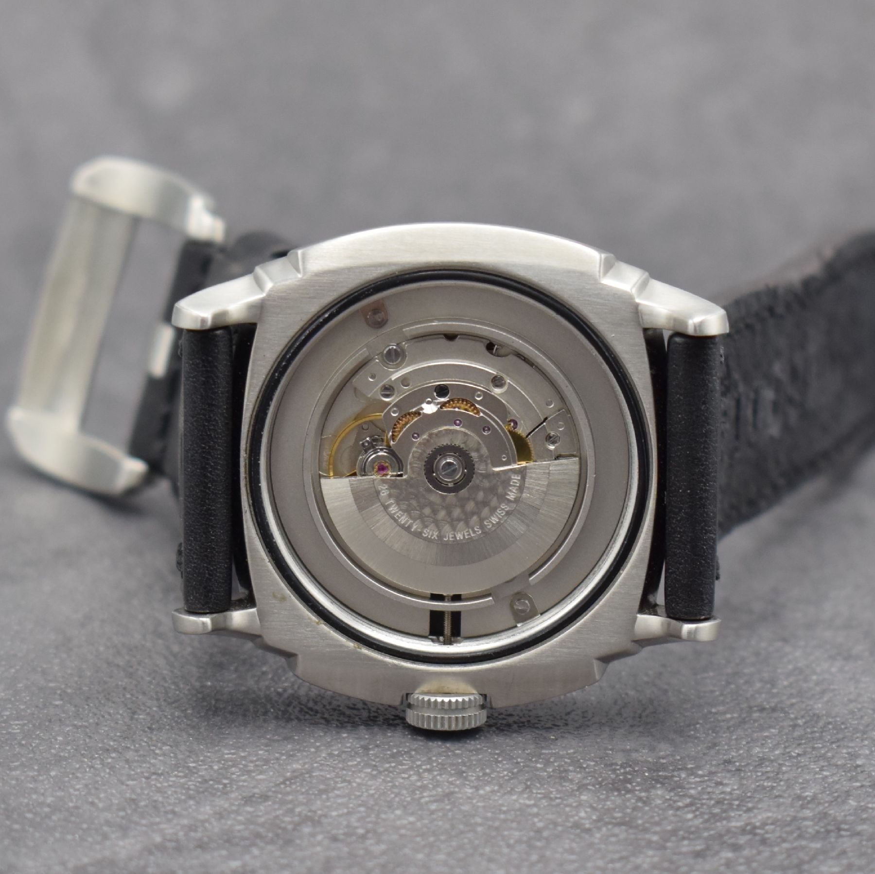 Detail h: LUMINOX P-38 Lightning Herrenarmbanduhr, Automatik, verschr. Edelstahlgeh., eins. drehb. Lünette, orig. Lederband, schwarzes Zifferbl. m. aufges. ...