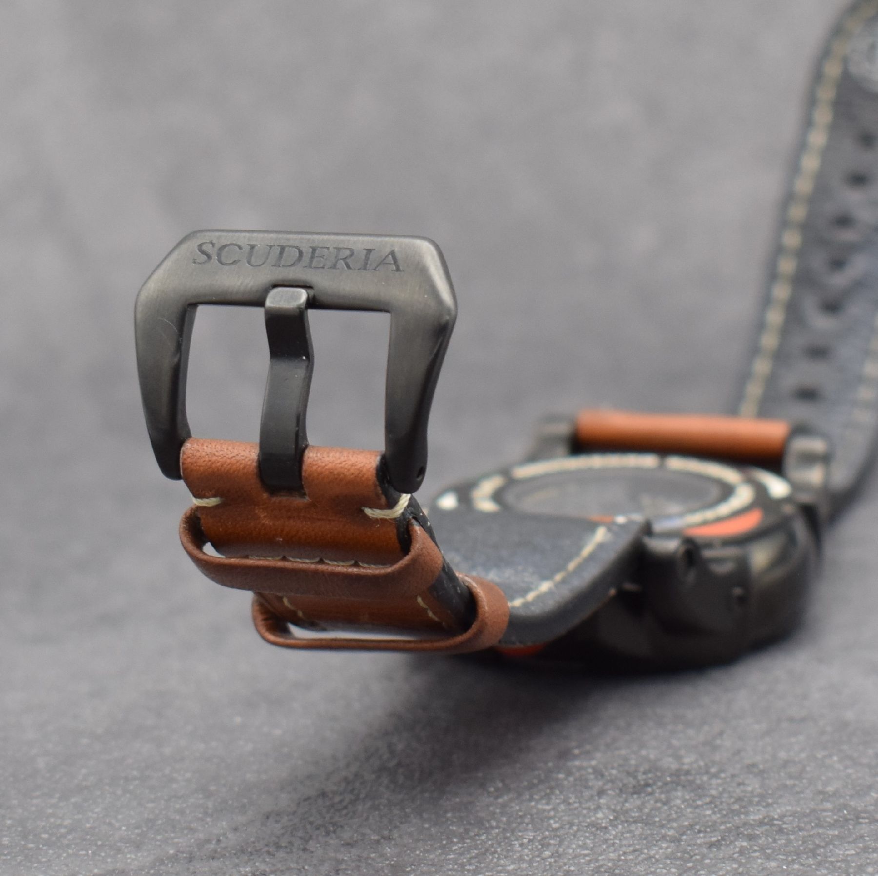 Detail d: SCUDERIA Italia Herrenarmbanduhr, Italien/ Schweiz um 2015, Automatik, beids. vergl., geschwärztes Geh., Boden & Krone verschr., Lederbd. m. orig. ...