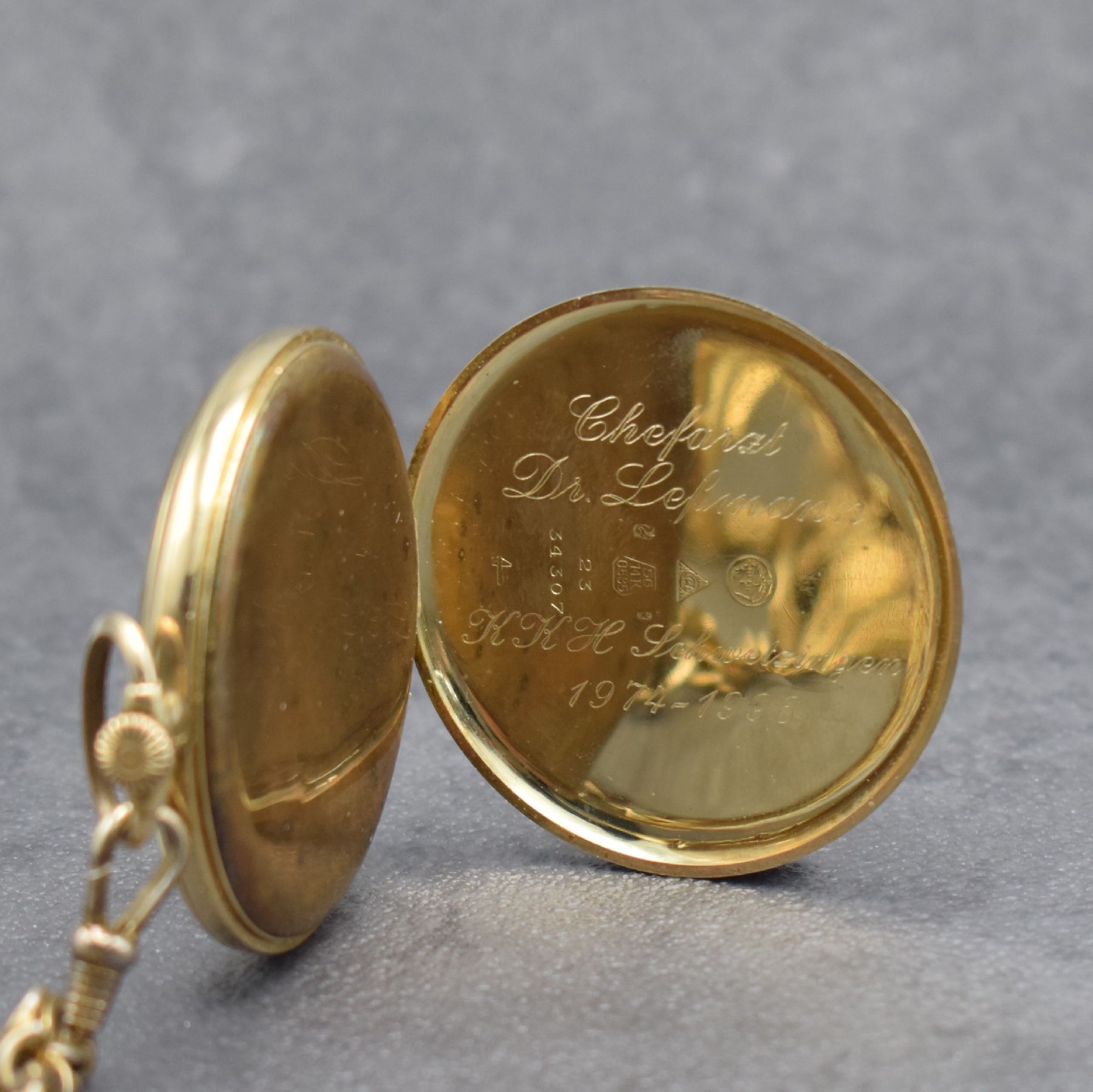 Detail b: ALPINA offene Taschenuhr in GG 585/000, Schweiz um 1915, Rückdeckel mit Monogramm & innen m. Widmung, Metallcuvette, Metallzifferblatt m. arab. ...