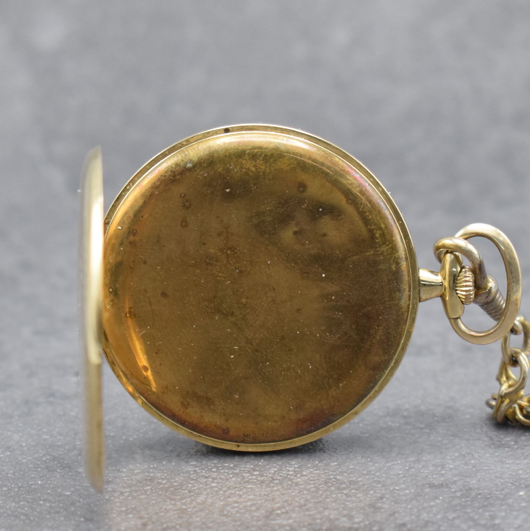 Detail c: ALPINA offene Taschenuhr in GG 585/000, Schweiz um 1915, Rückdeckel mit Monogramm & innen m. Widmung, Metallcuvette, Metallzifferblatt m. arab. ...