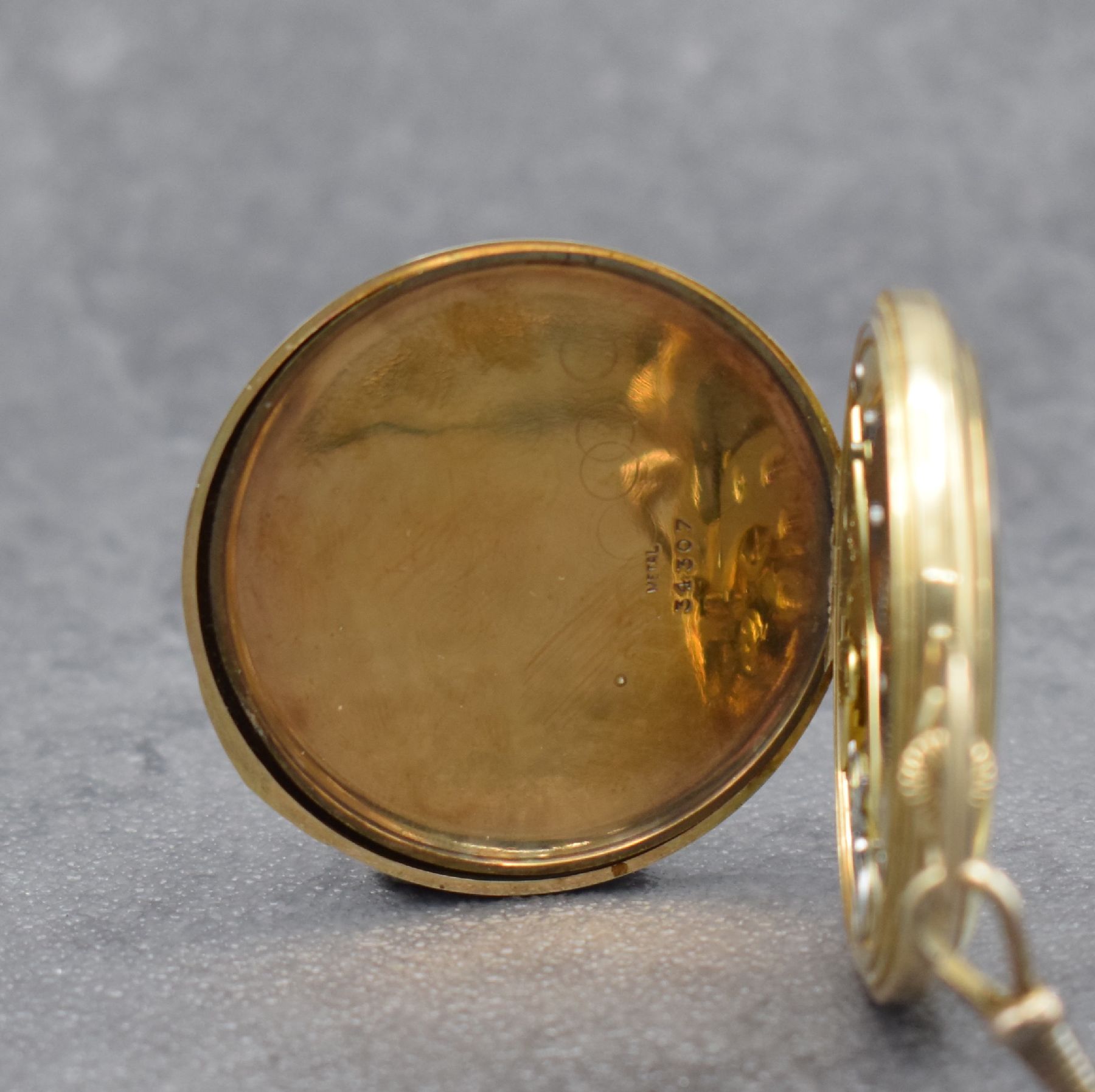 Detail d: ALPINA offene Taschenuhr in GG 585/000, Schweiz um 1915, Rückdeckel mit Monogramm & innen m. Widmung, Metallcuvette, Metallzifferblatt m. arab. ...