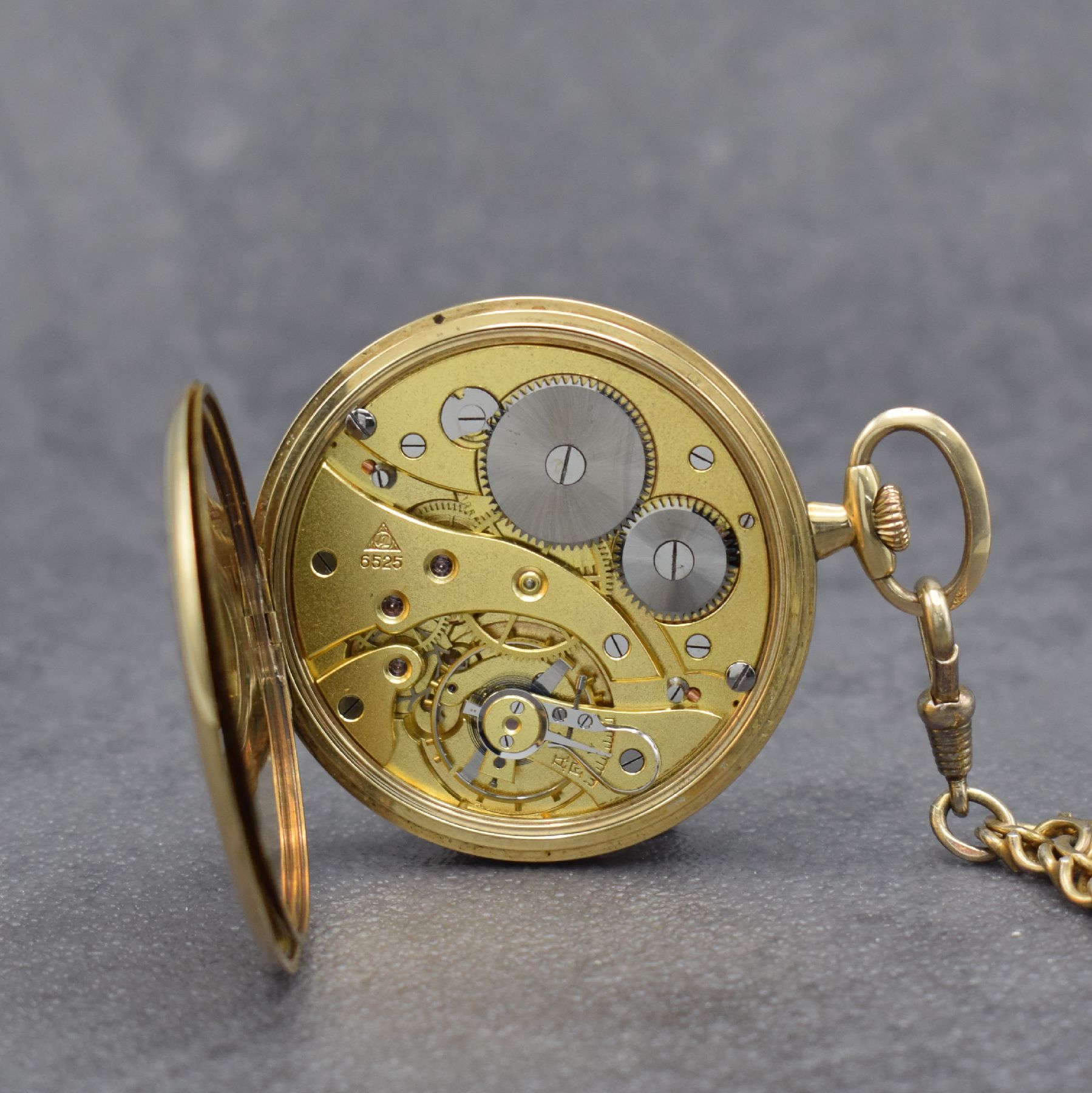 Detail e: ALPINA offene Taschenuhr in GG 585/000, Schweiz um 1915, Rückdeckel mit Monogramm & innen m. Widmung, Metallcuvette, Metallzifferblatt m. arab. ...